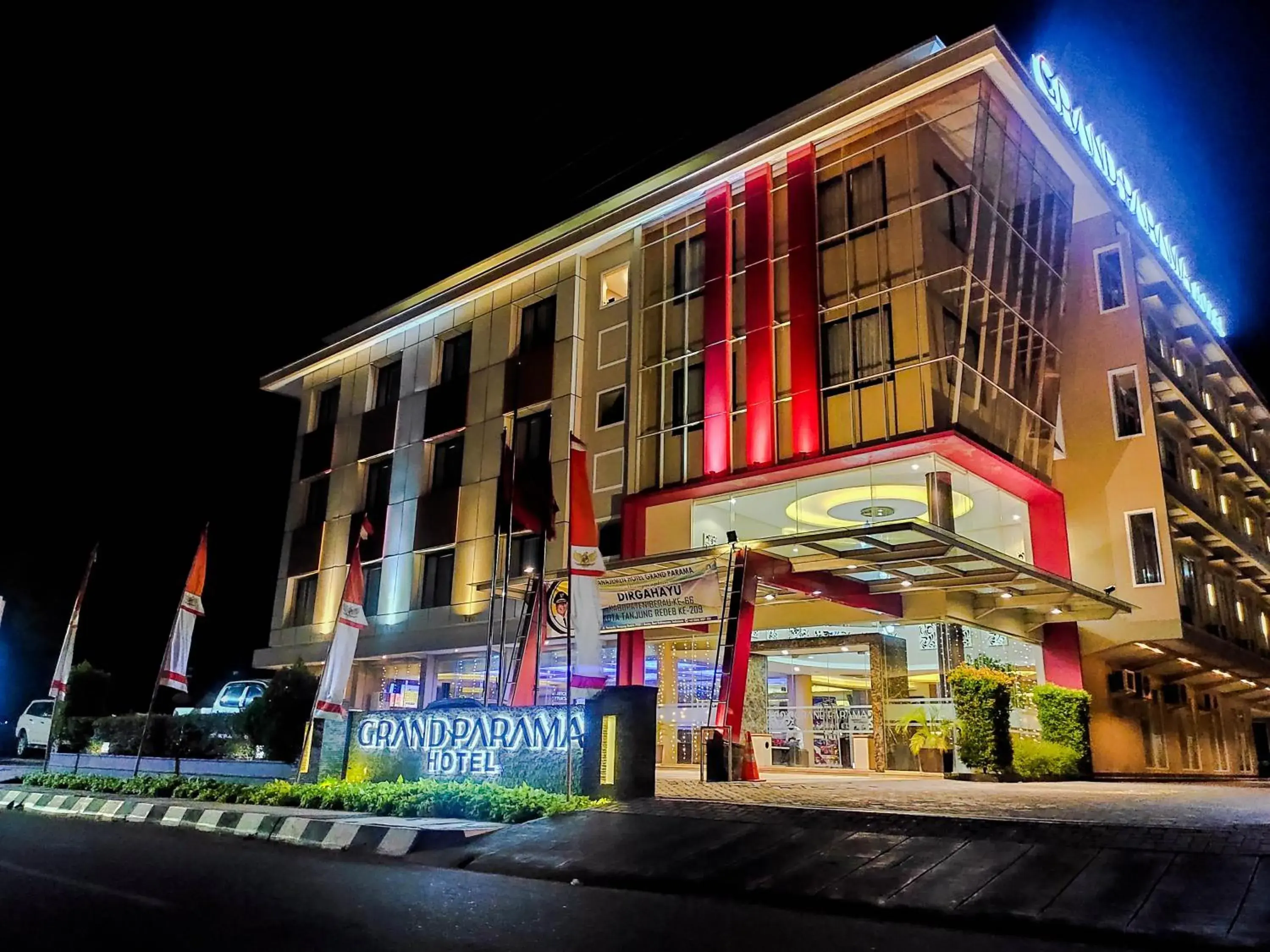 Property building in Grand Parama Hotel Property building in Grand Parama Hotel