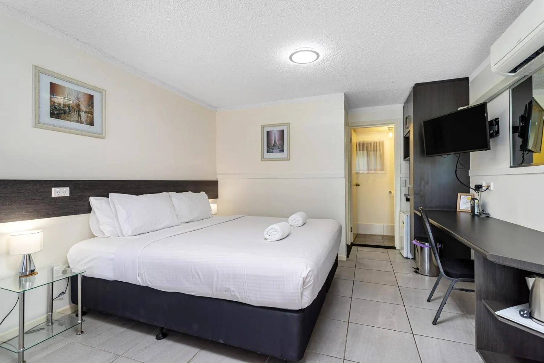 Bed in Gallery Motel