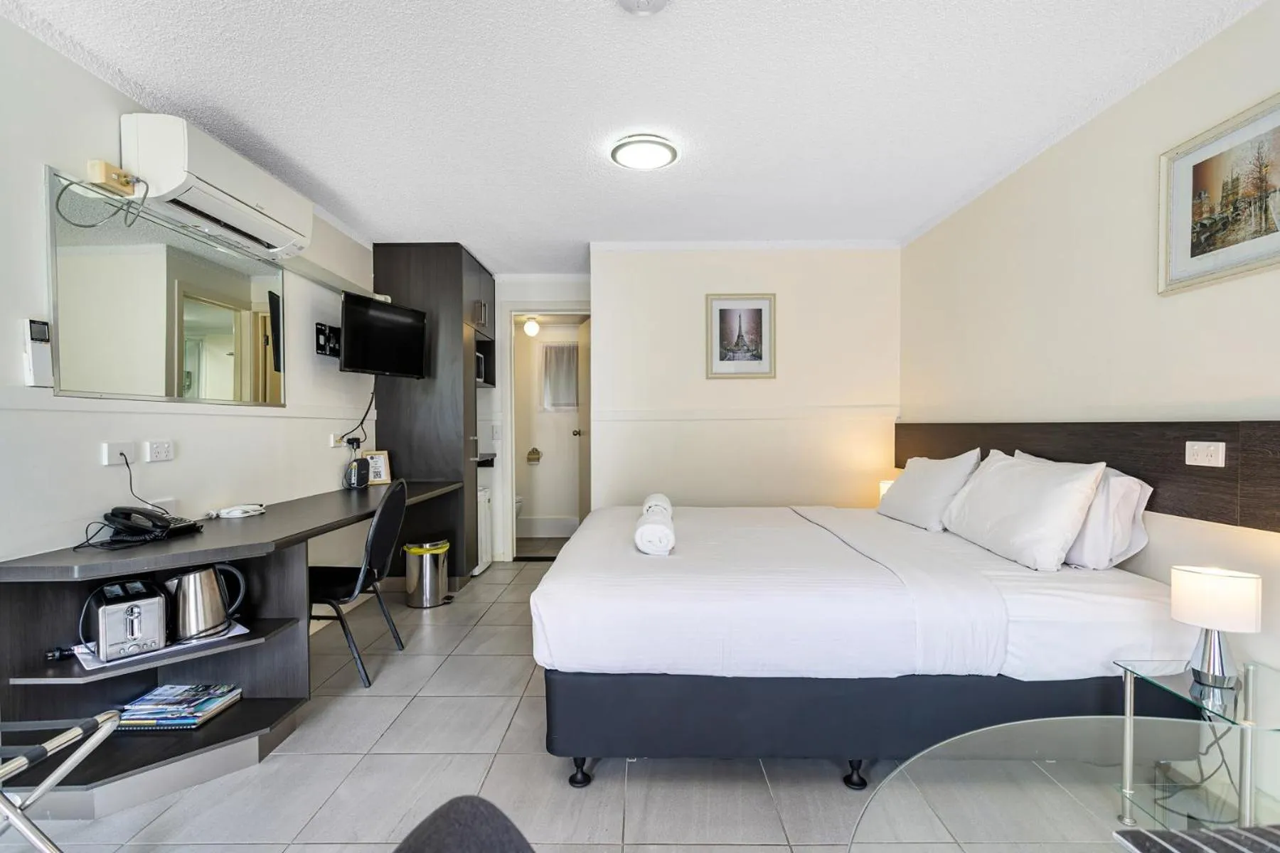 Bed in Gallery Motel