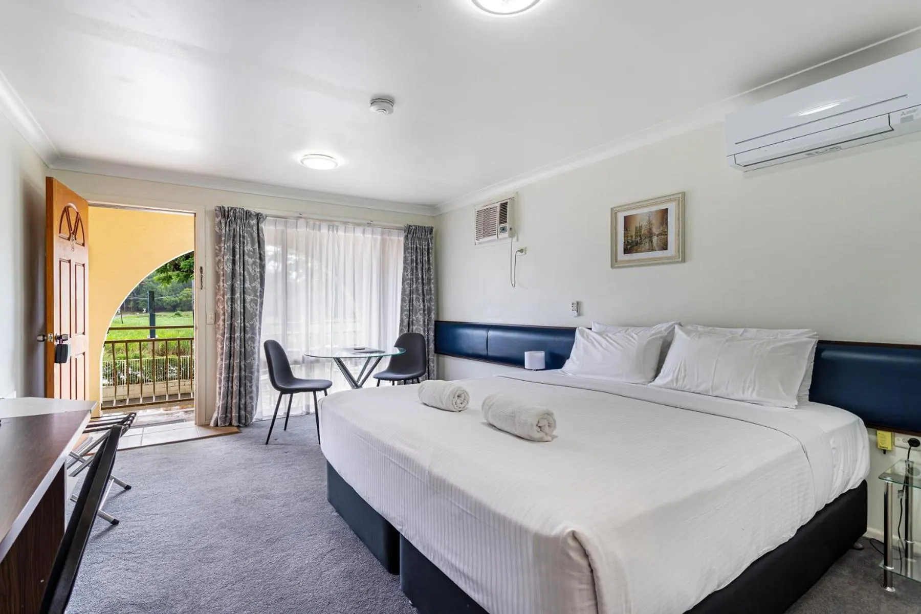 Property building, Bed in Gallery Motel