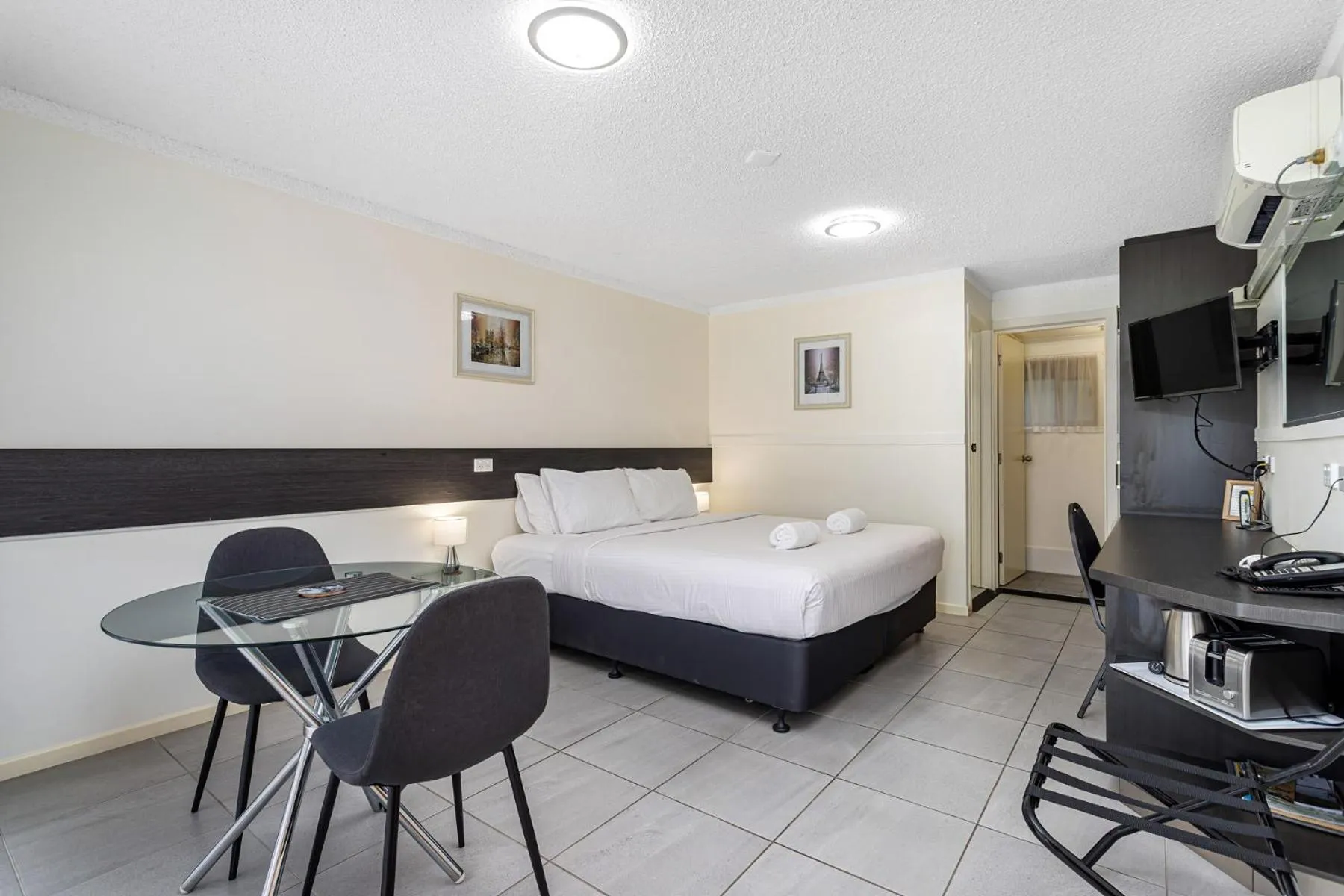 Bed in Gallery Motel