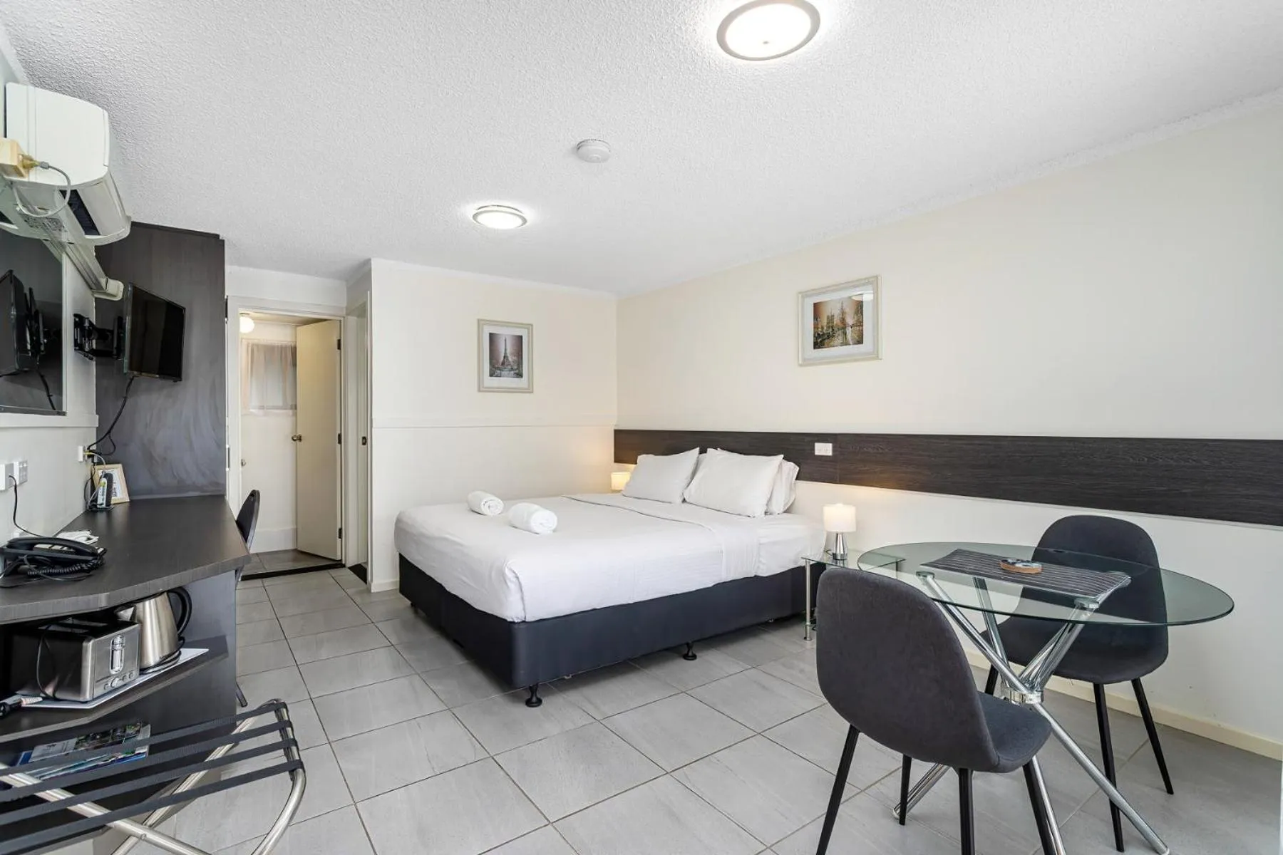 Bed in Gallery Motel