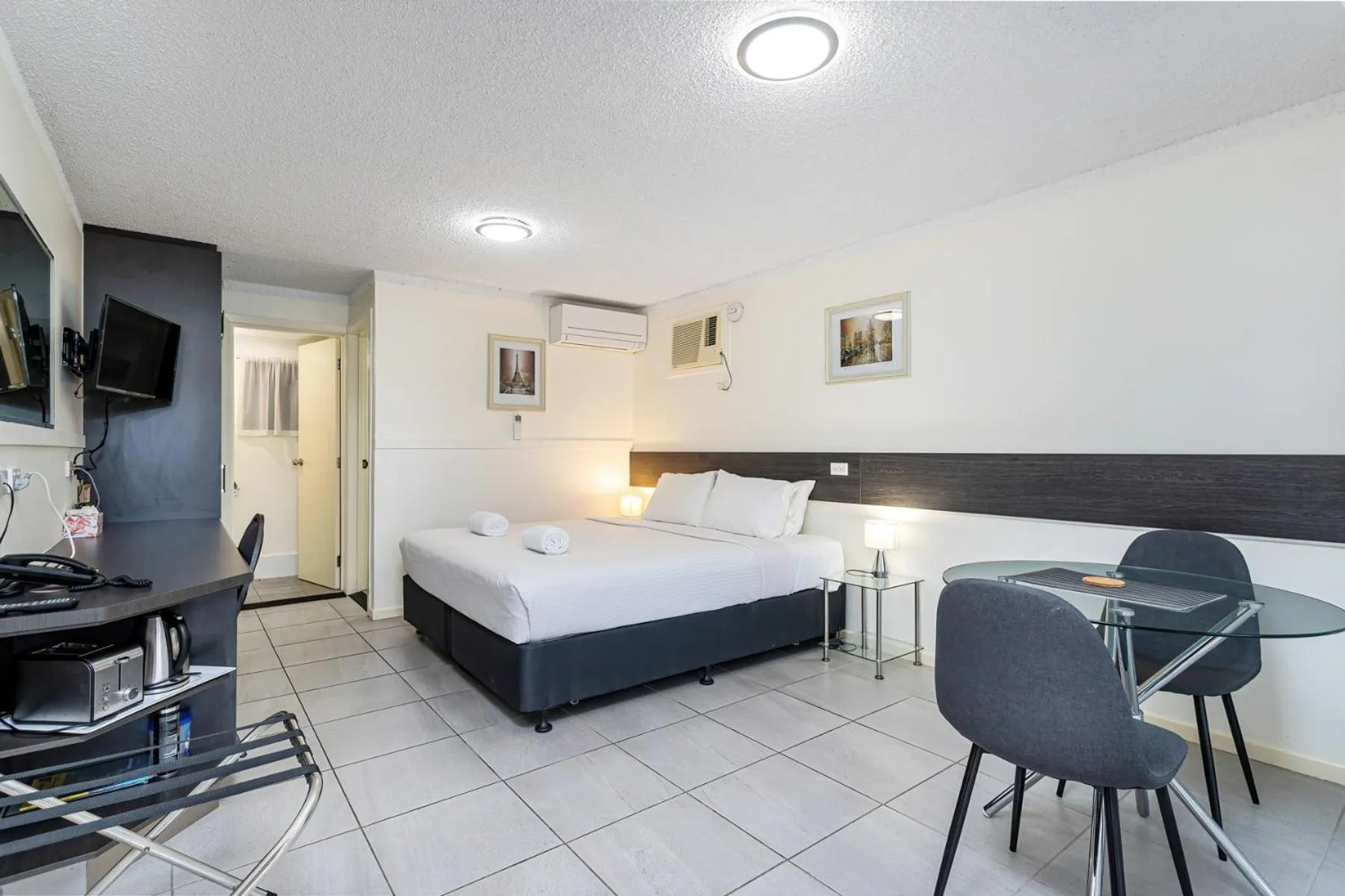 Bed in Gallery Motel