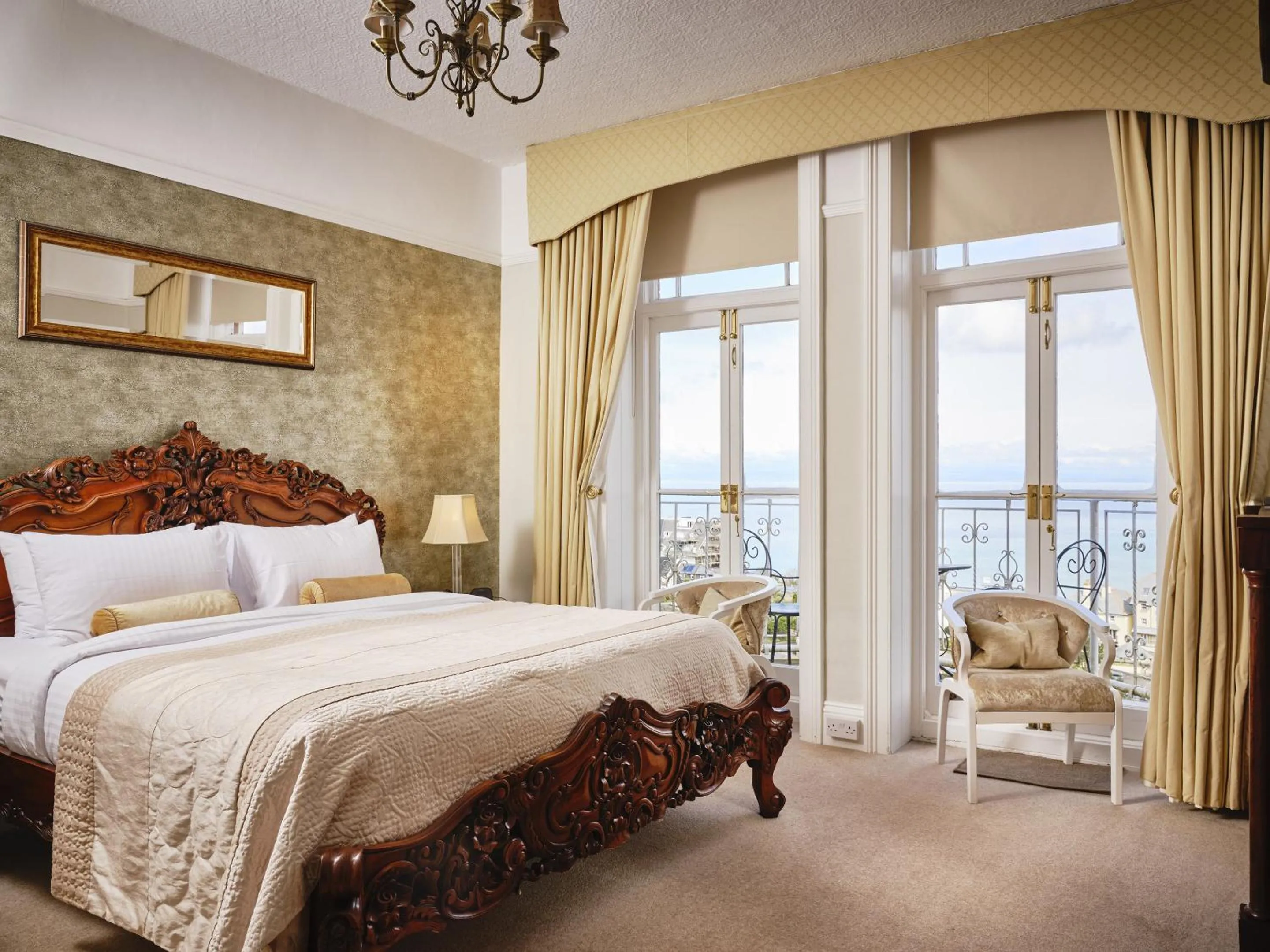 Double Room with Private Bathroom in Highcliffe House