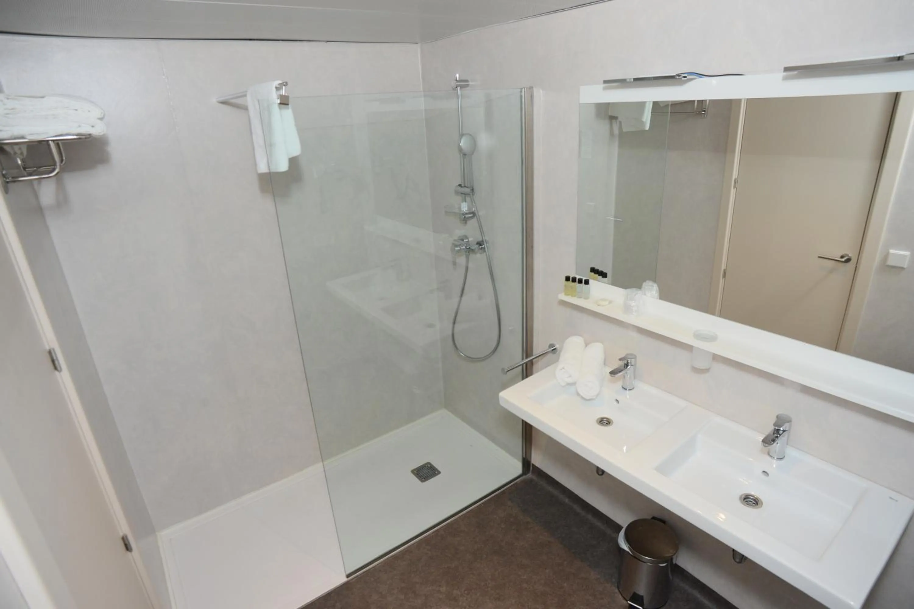 Bathroom in Hotel L'Escala Centre