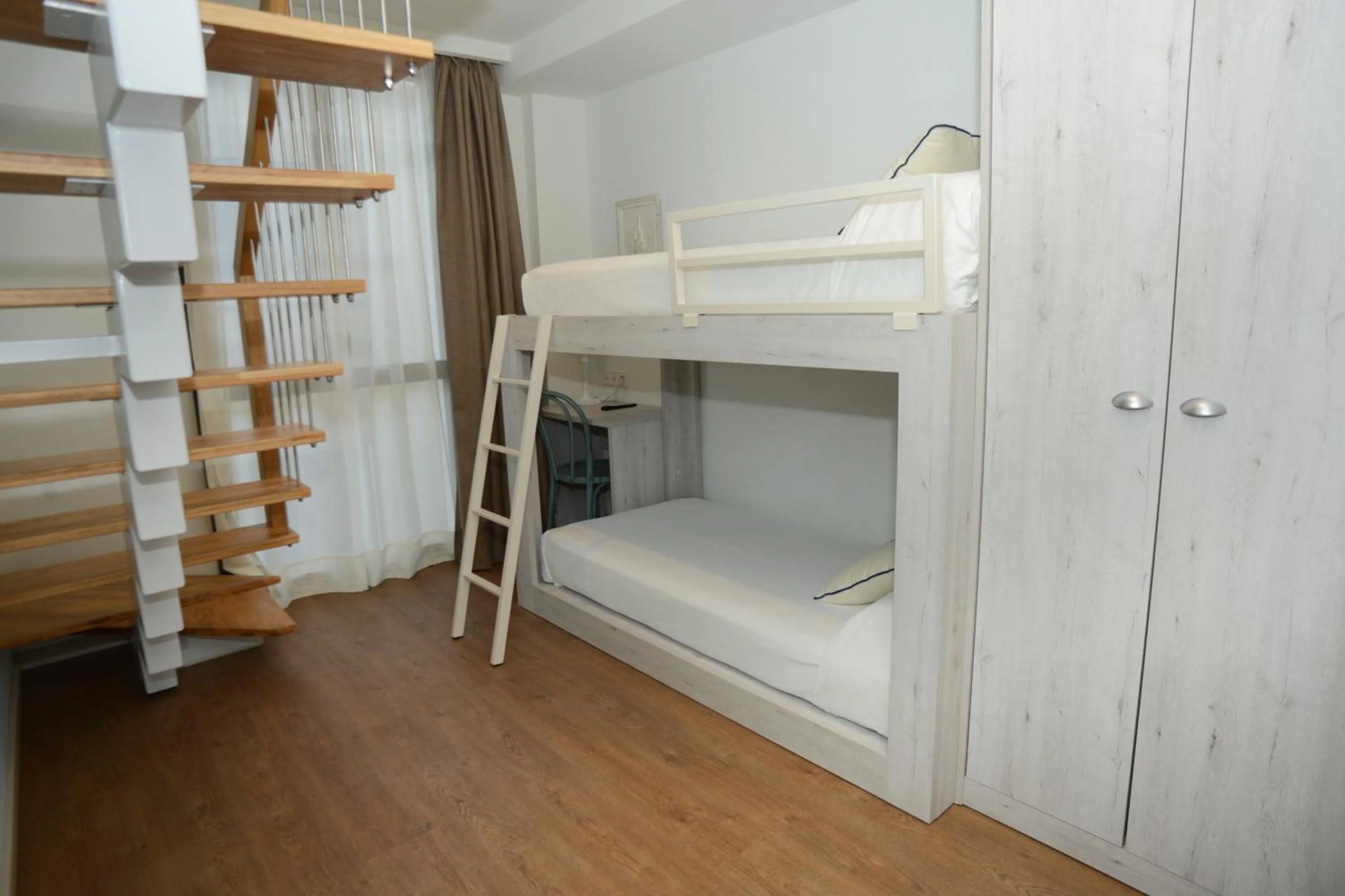 Bedroom, Bed in Hotel L'Escala Centre