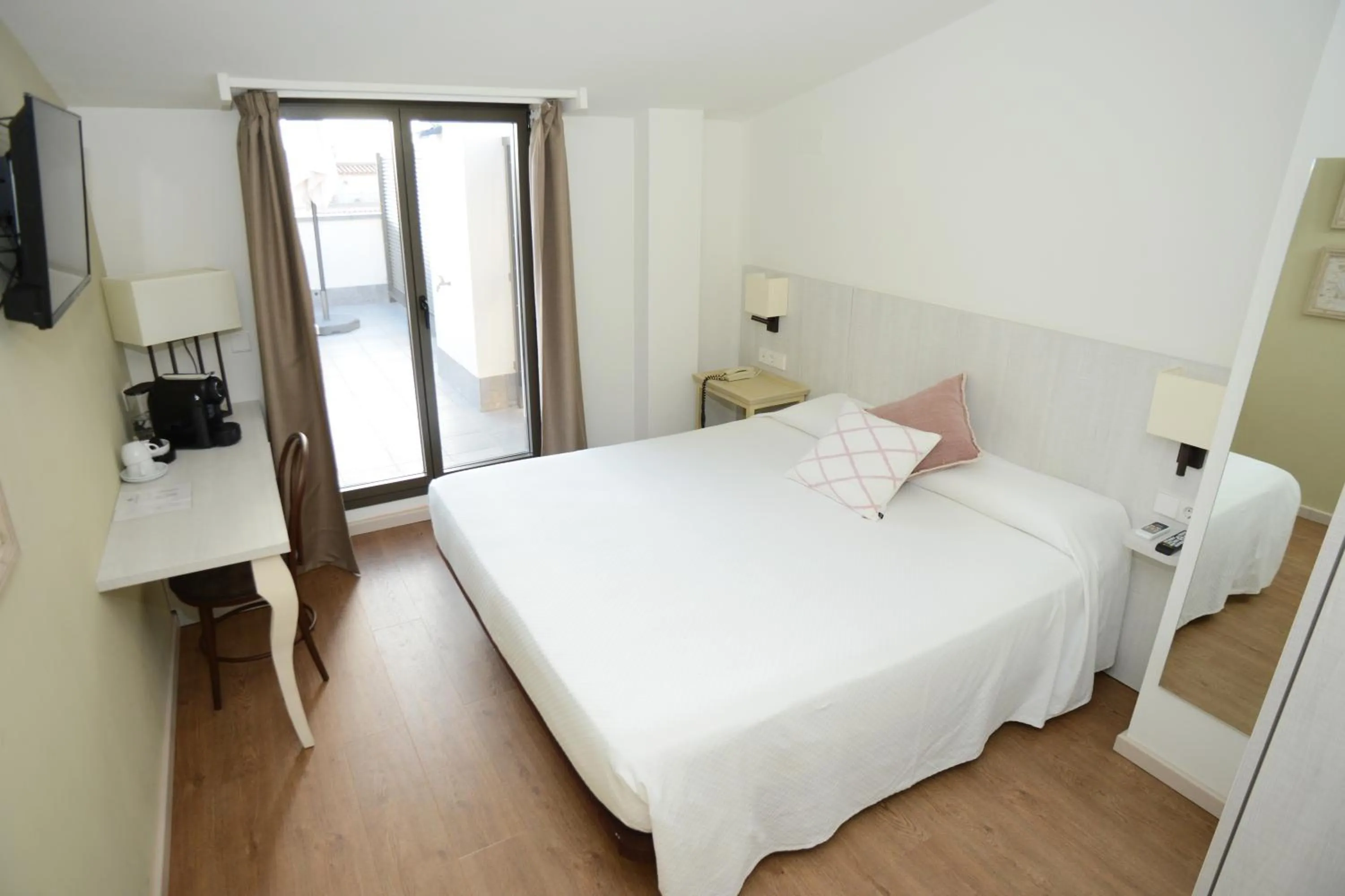 Balcony/Terrace, Bed in Hotel L'Escala Centre