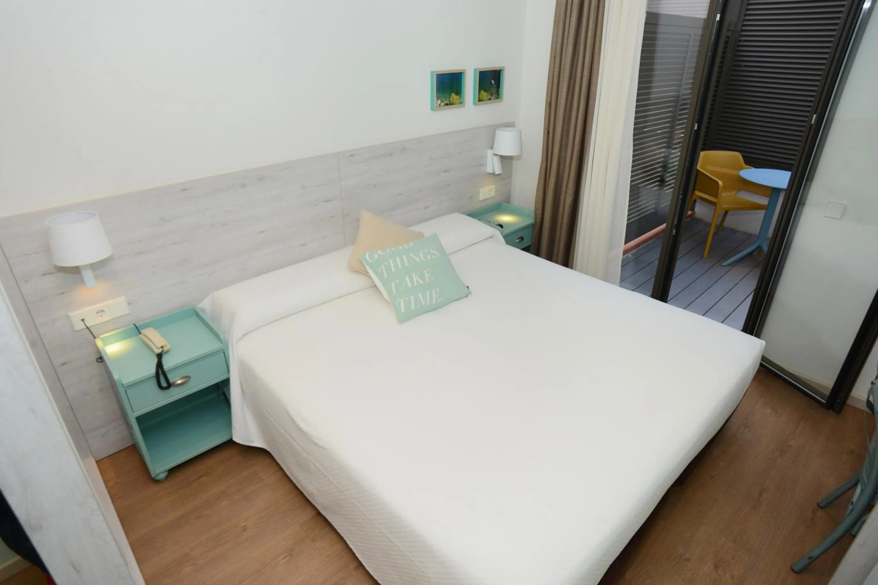 Balcony/Terrace, Bed in Hotel L'Escala Centre