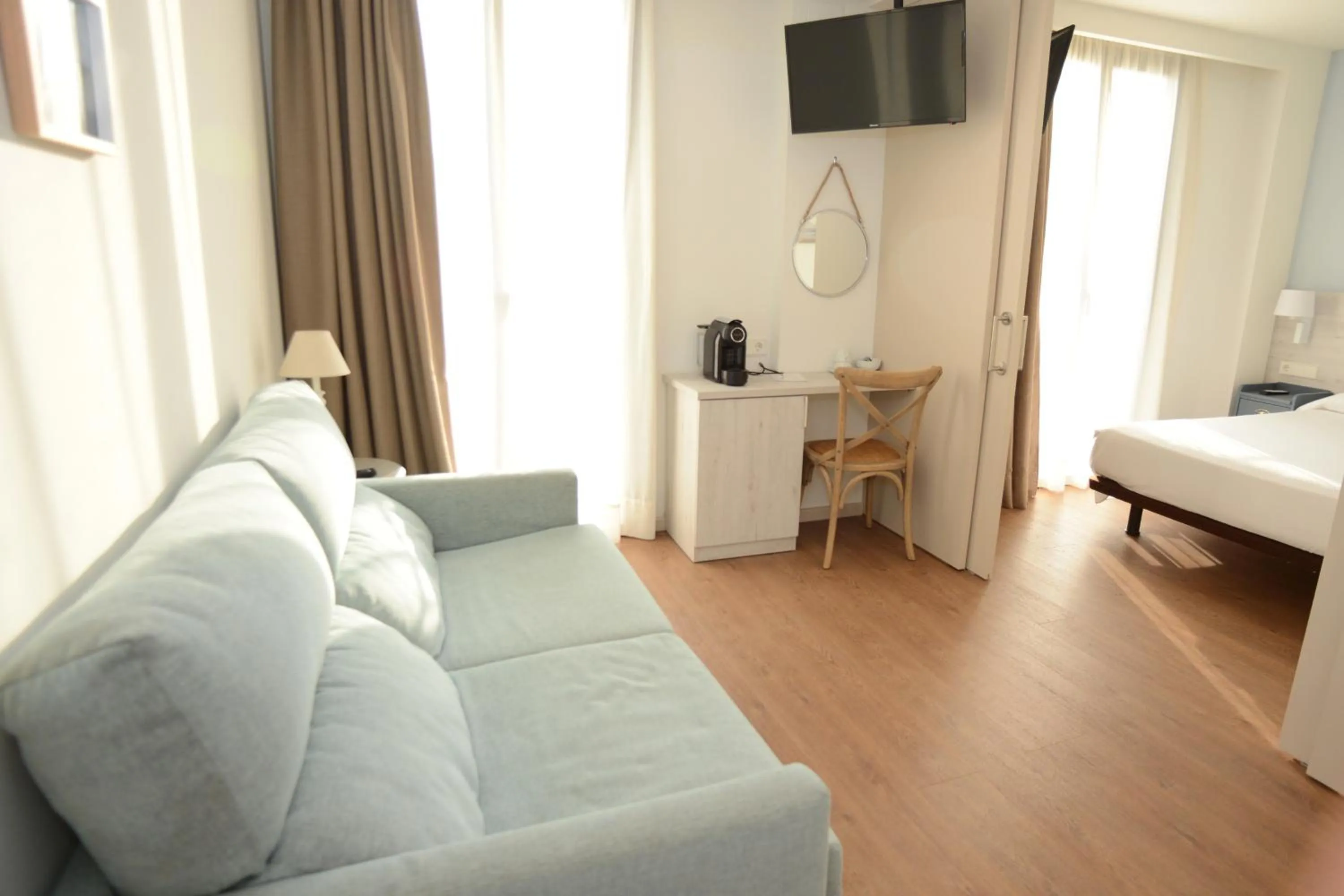 Balcony/Terrace, Bed in Hotel L'Escala Centre