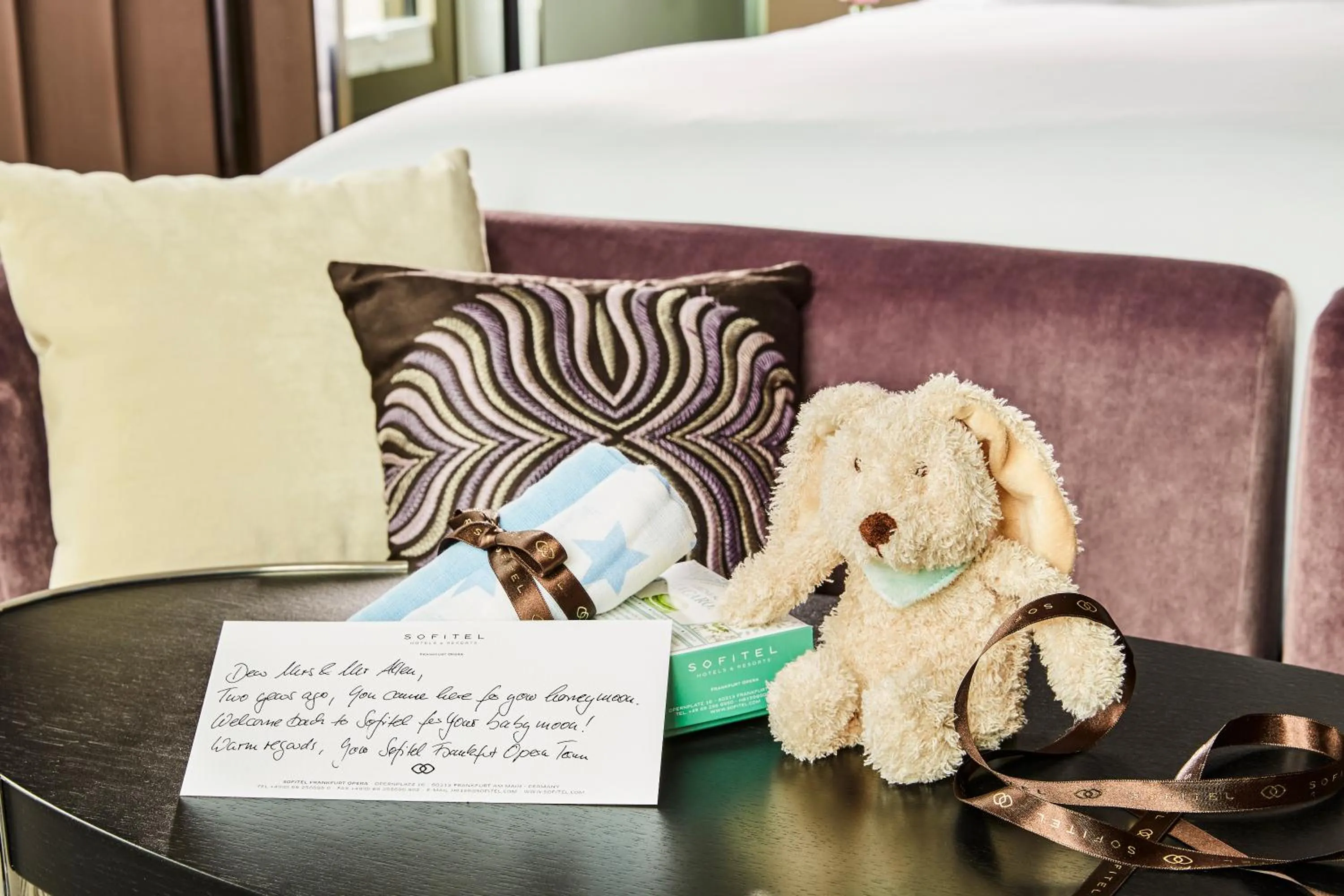 room service, Bed in Sofitel Frankfurt Opera