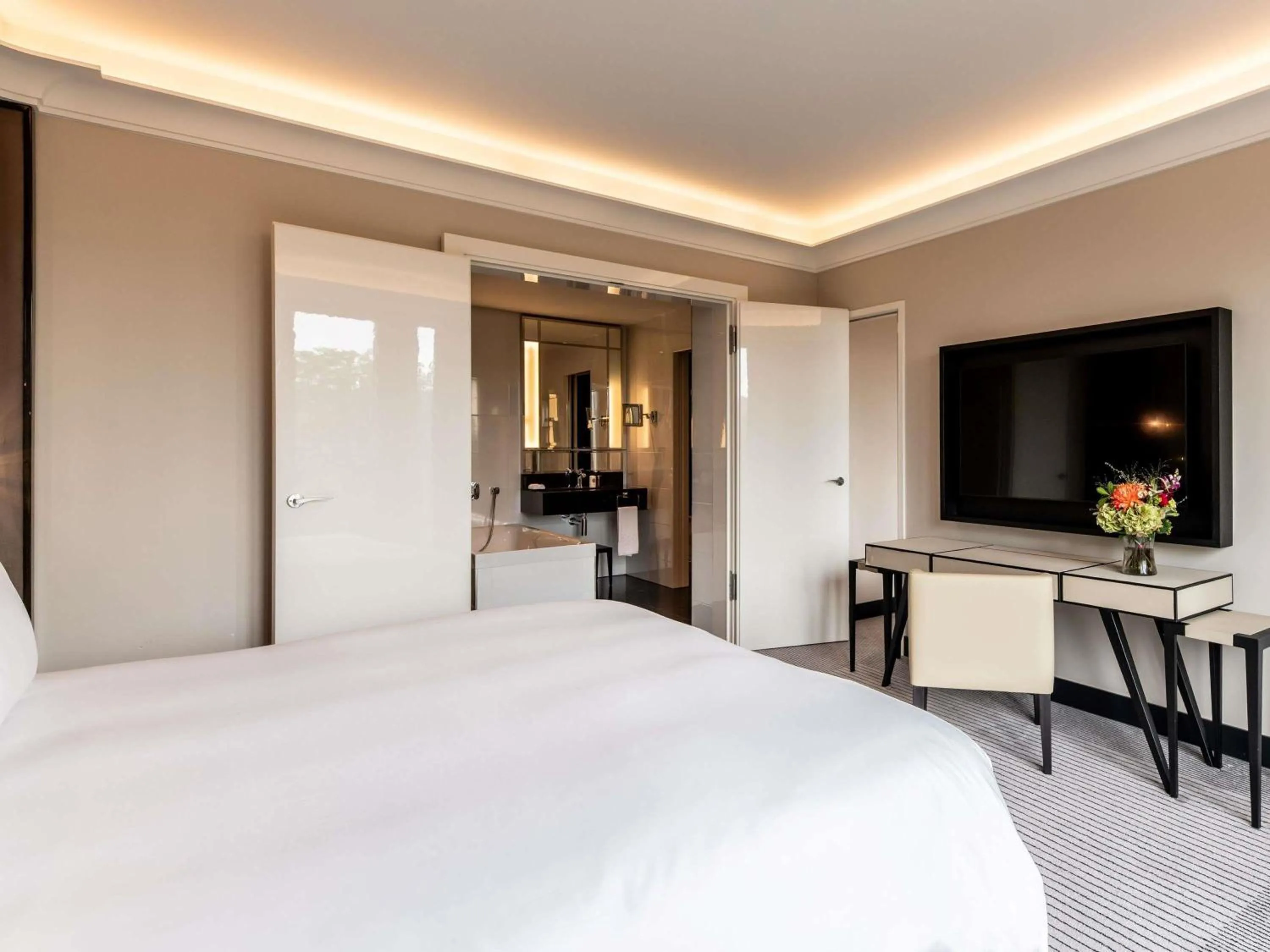Bedroom, Bed in Sofitel Frankfurt Opera