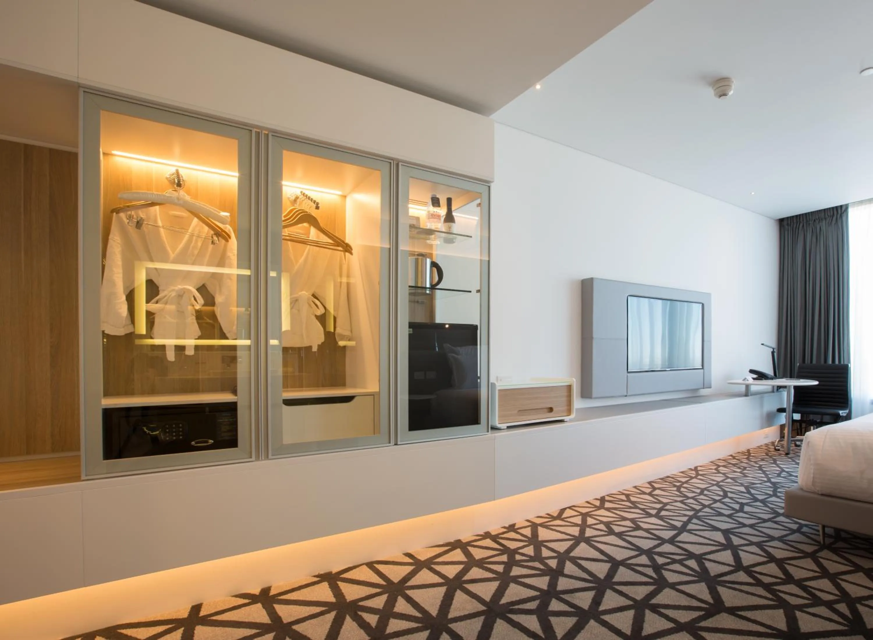 Facade/entrance, Bed in Pullman Sydney Airport