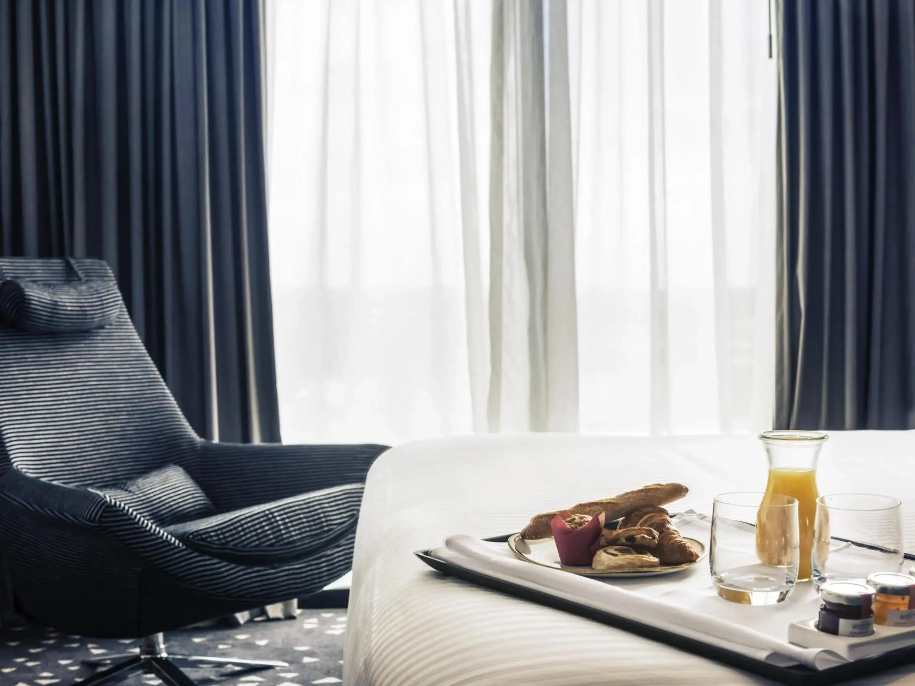 Executive King Corner Suite with Separate Lounge - Top Floors in Pullman Sydney Airport Executive King Corner Suite with Separate Lounge - Top Floors in Pullman Sydney Airport