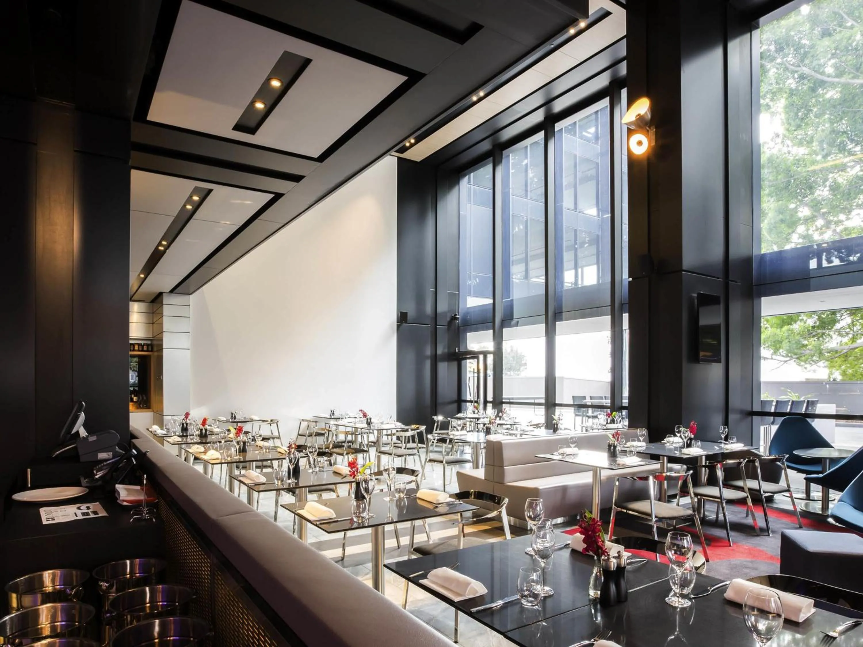 Restaurant/places to eat in Pullman Sydney Airport