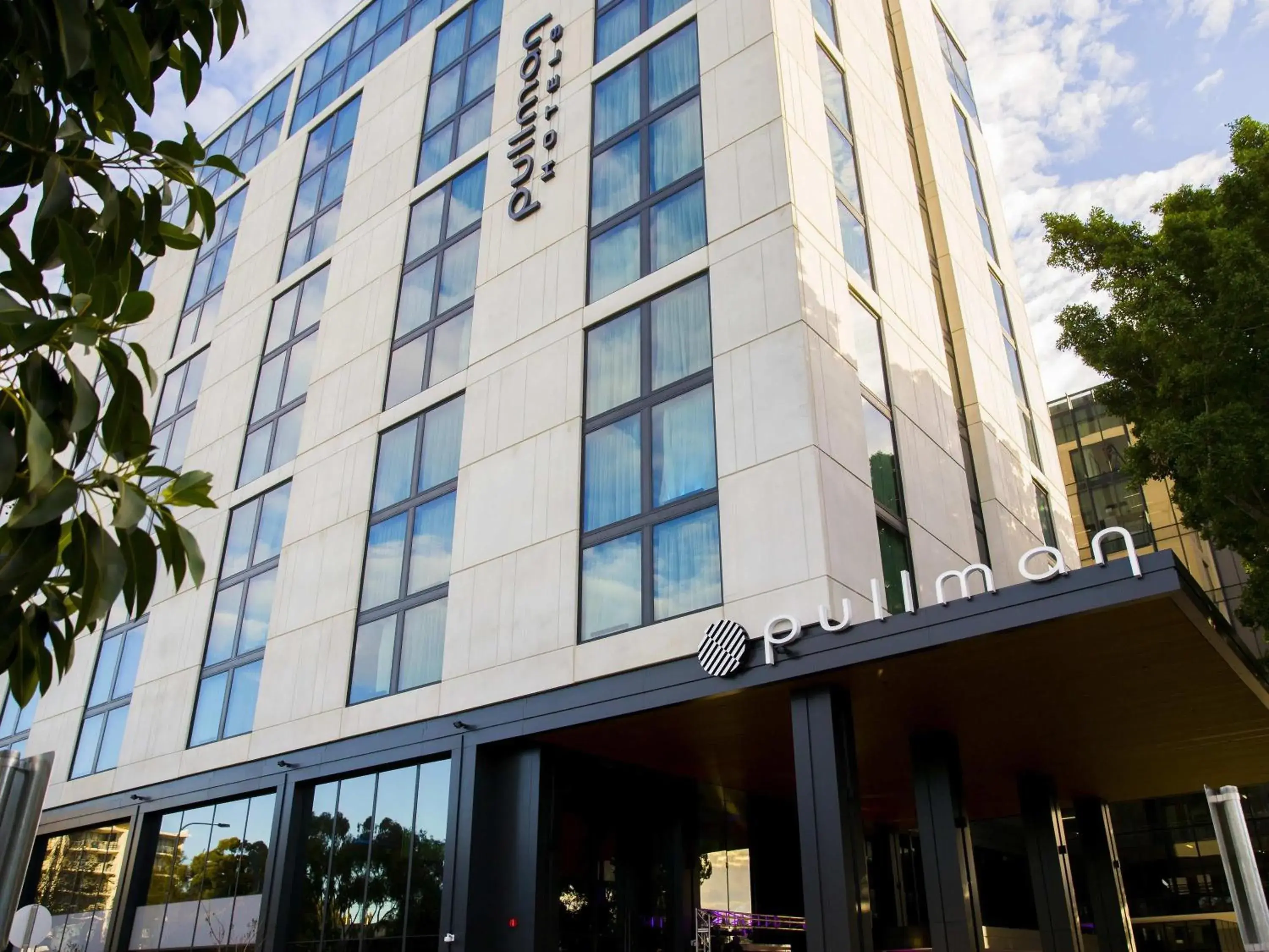 Property building in Pullman Sydney Airport Property building in Pullman Sydney Airport