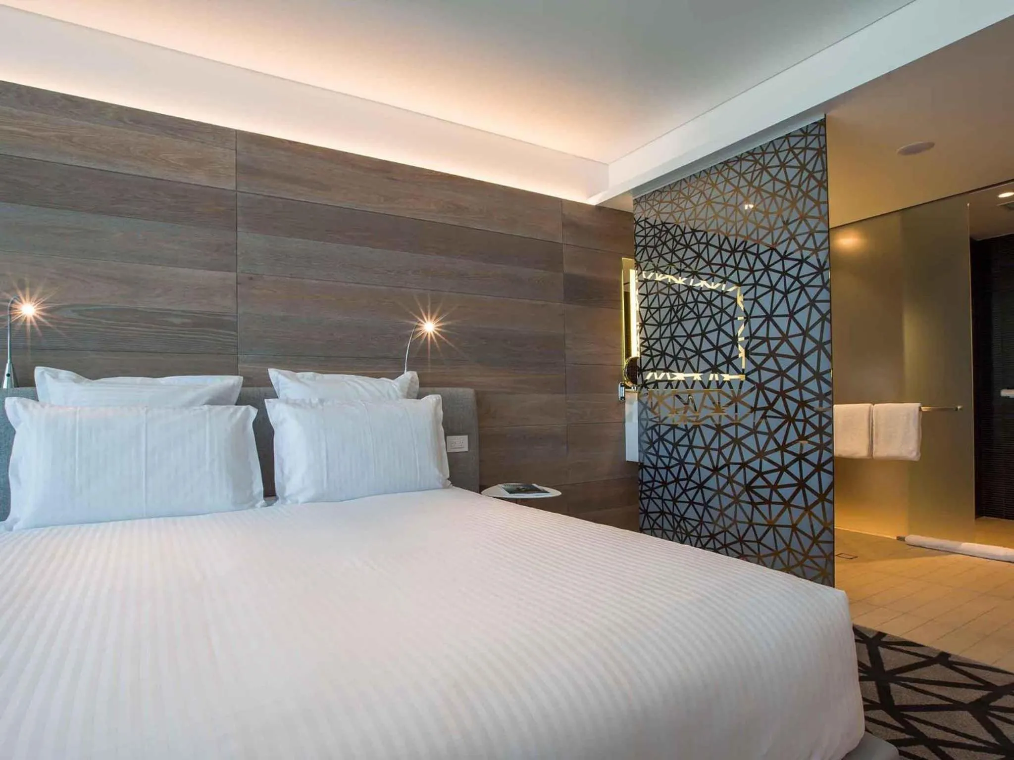 Bedroom, Bed in Pullman Sydney Airport