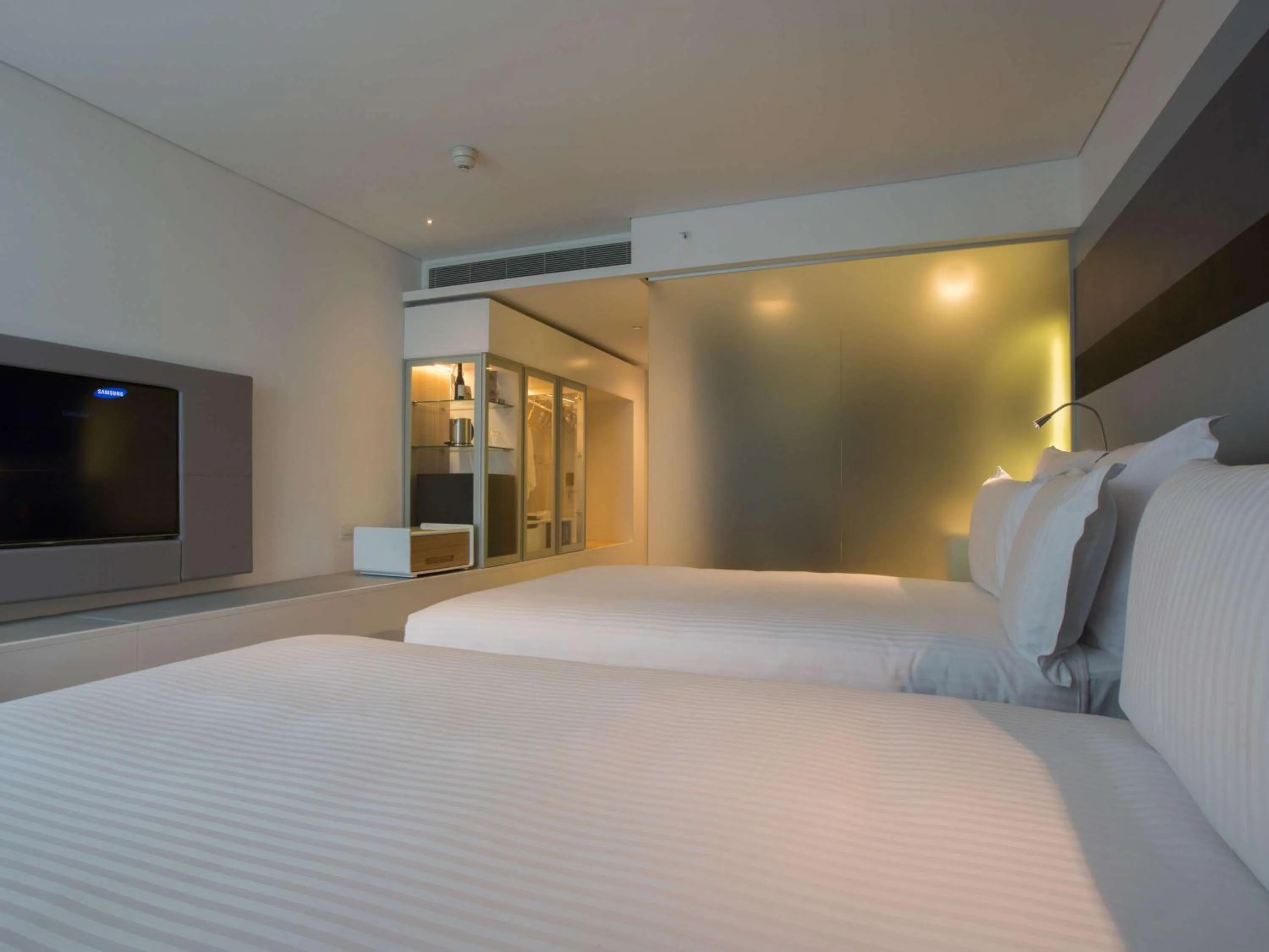 Photo of the whole room, Bed in Pullman Sydney Airport