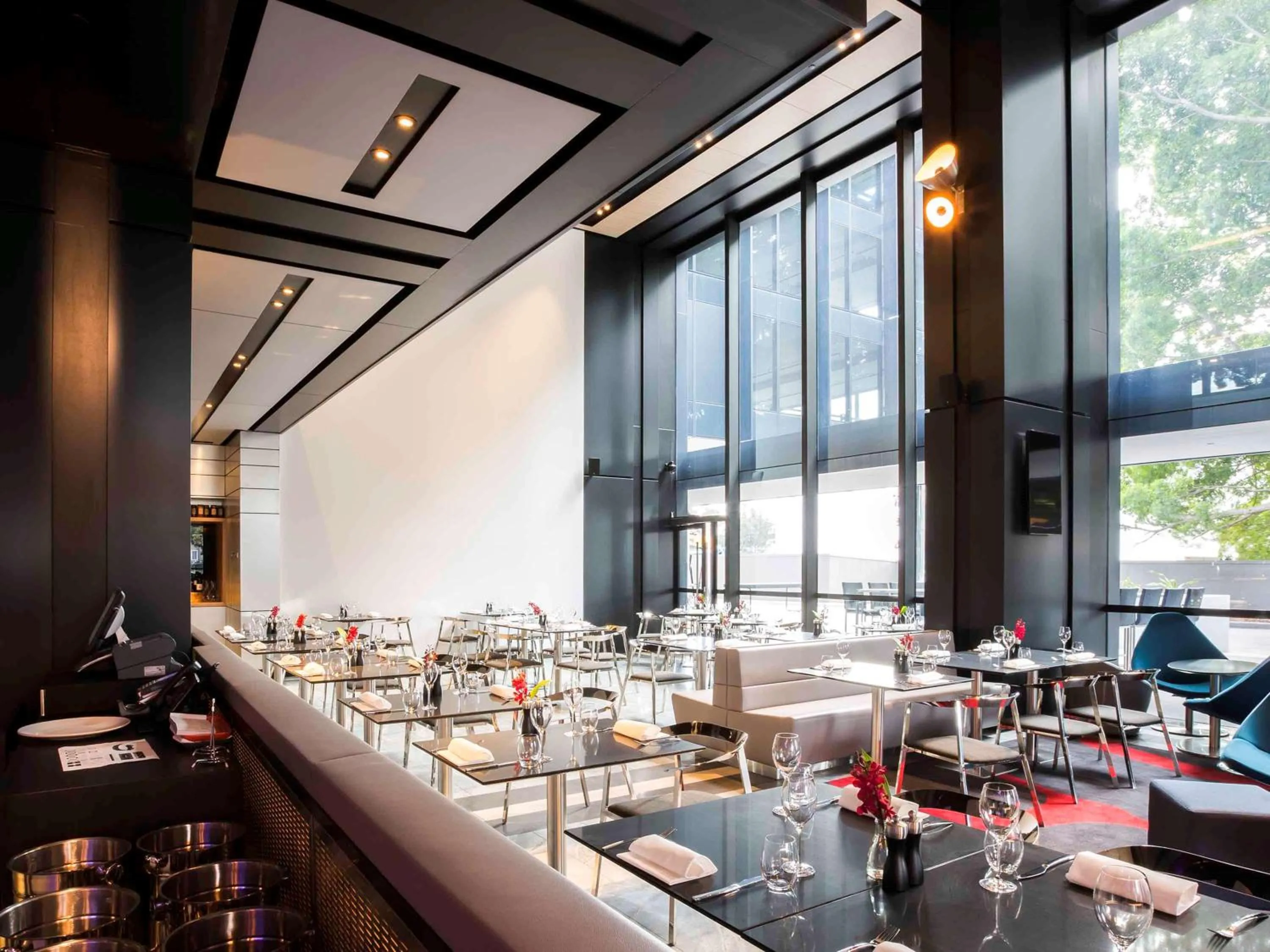 Restaurant/places to eat in Pullman Sydney Airport