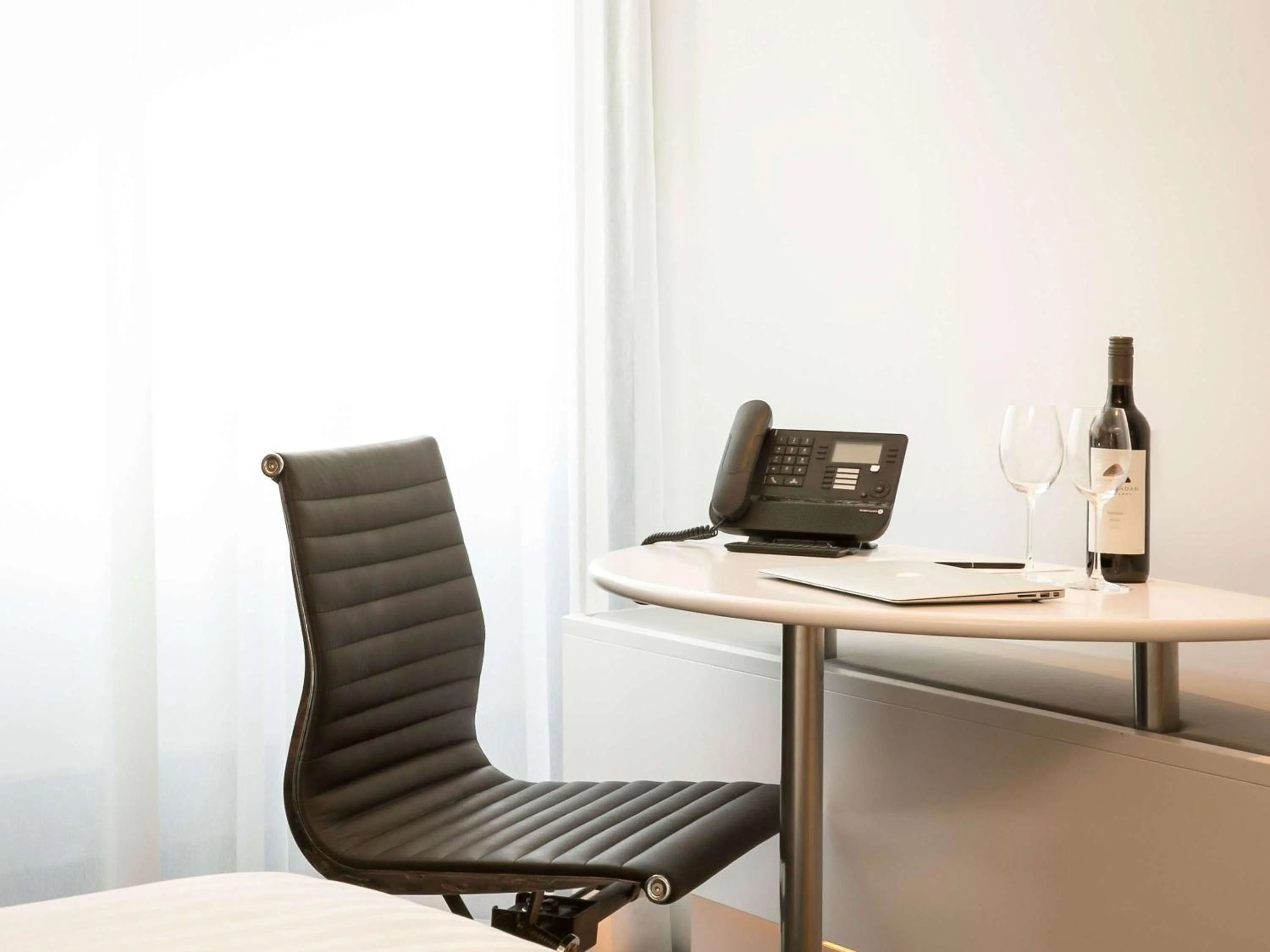 Photo of the whole room in Pullman Sydney Airport