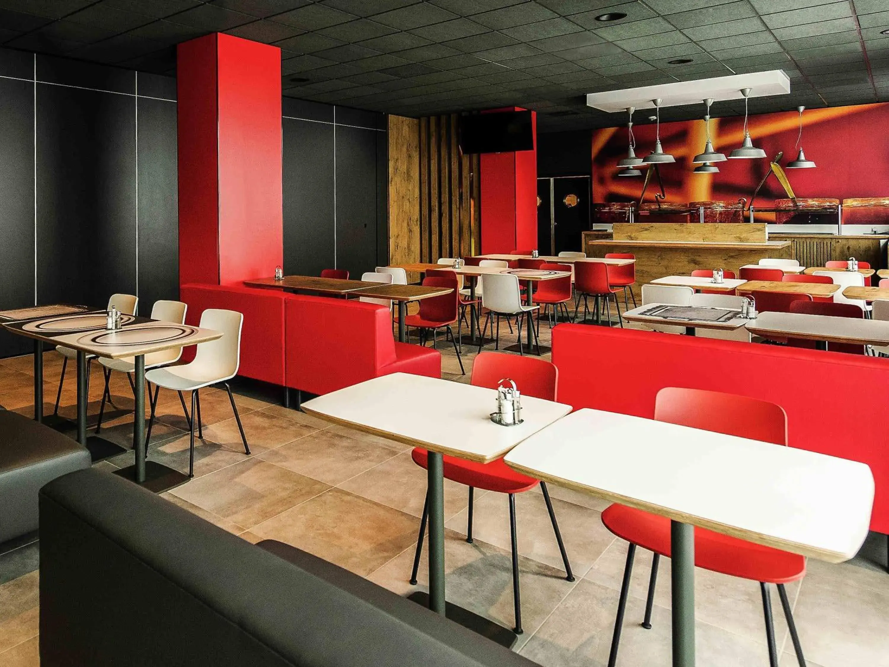 Restaurant/places to eat in Ibis Poznan Polnoc Restaurant/places to eat in Ibis Poznan Polnoc