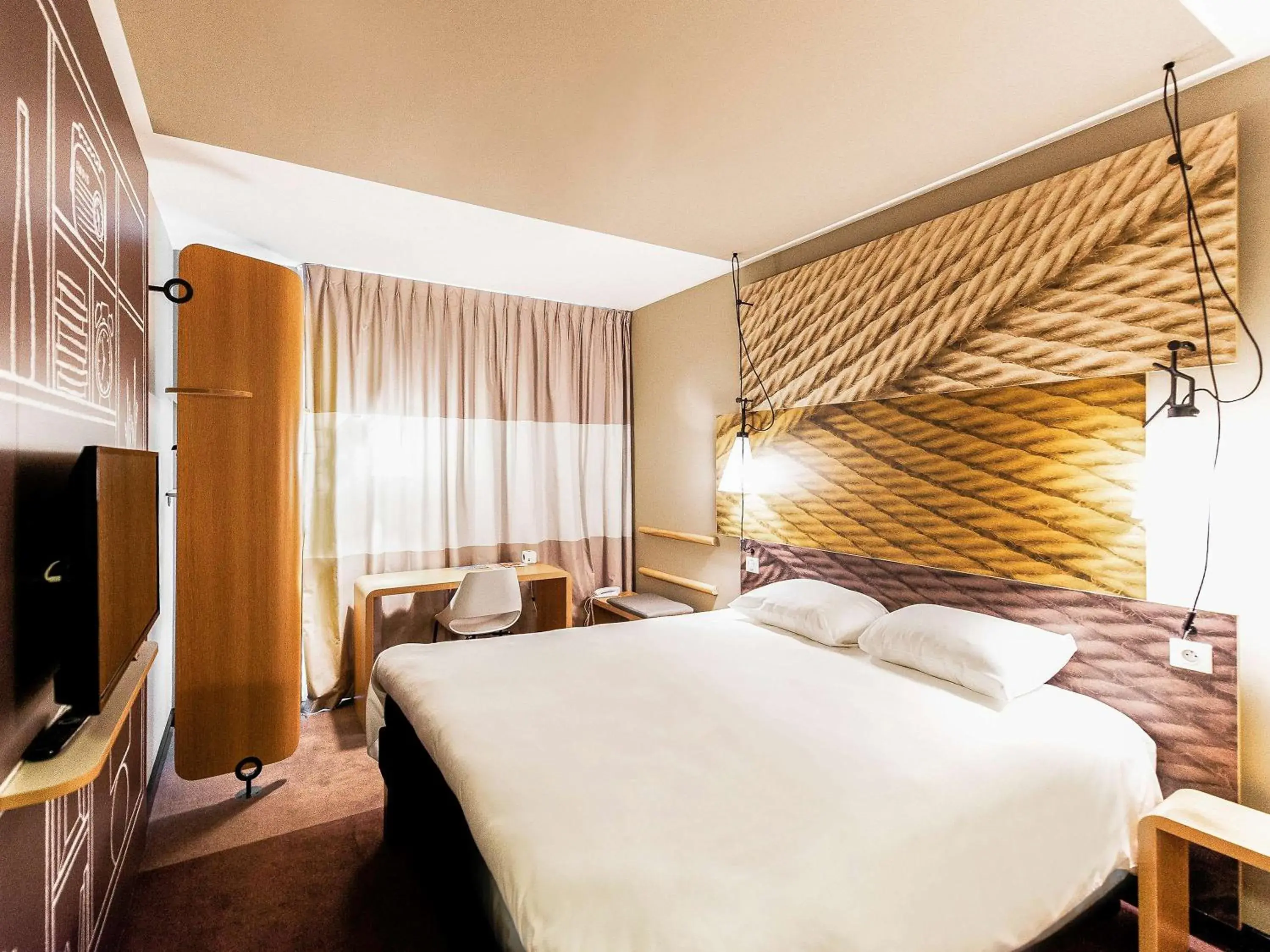 Photo of the whole room, Bed in Ibis Poznan Polnoc Photo of the whole room, Bed in Ibis Poznan Polnoc