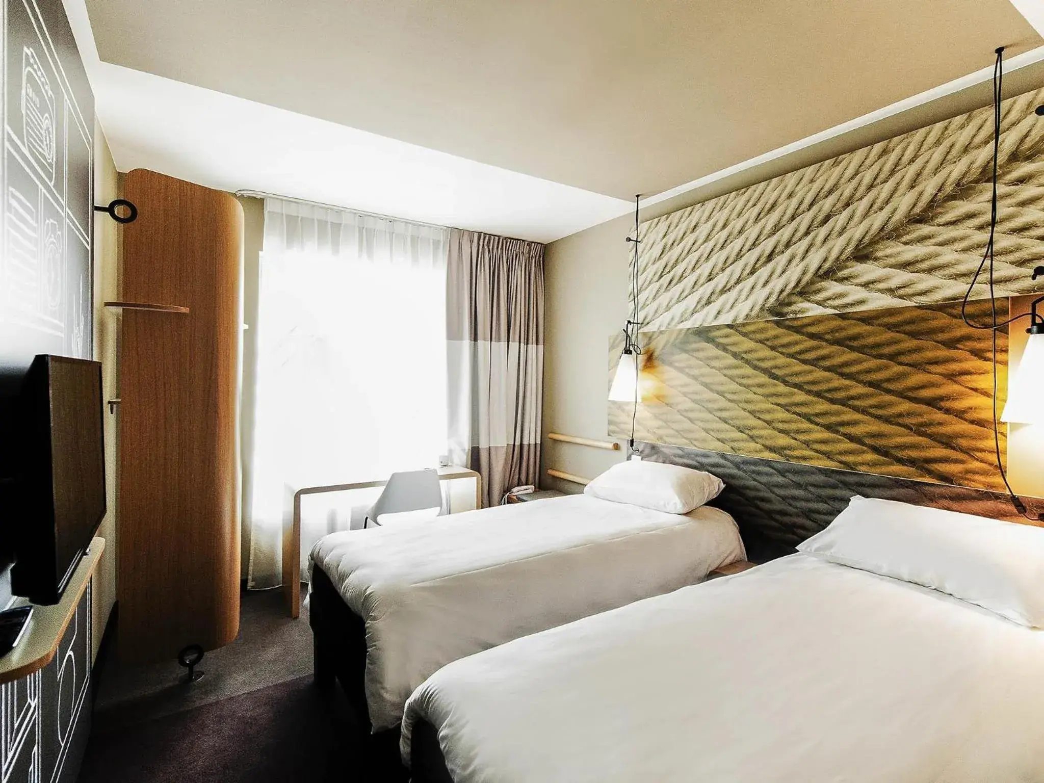 Bedroom, Bed in Ibis Poznan Polnoc Bedroom, Bed in Ibis Poznan Polnoc