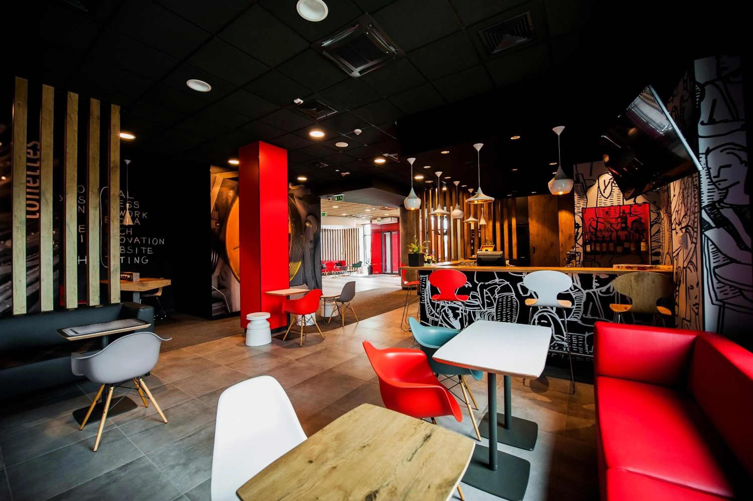 Communal lounge/ TV room in Ibis Poznan Polnoc