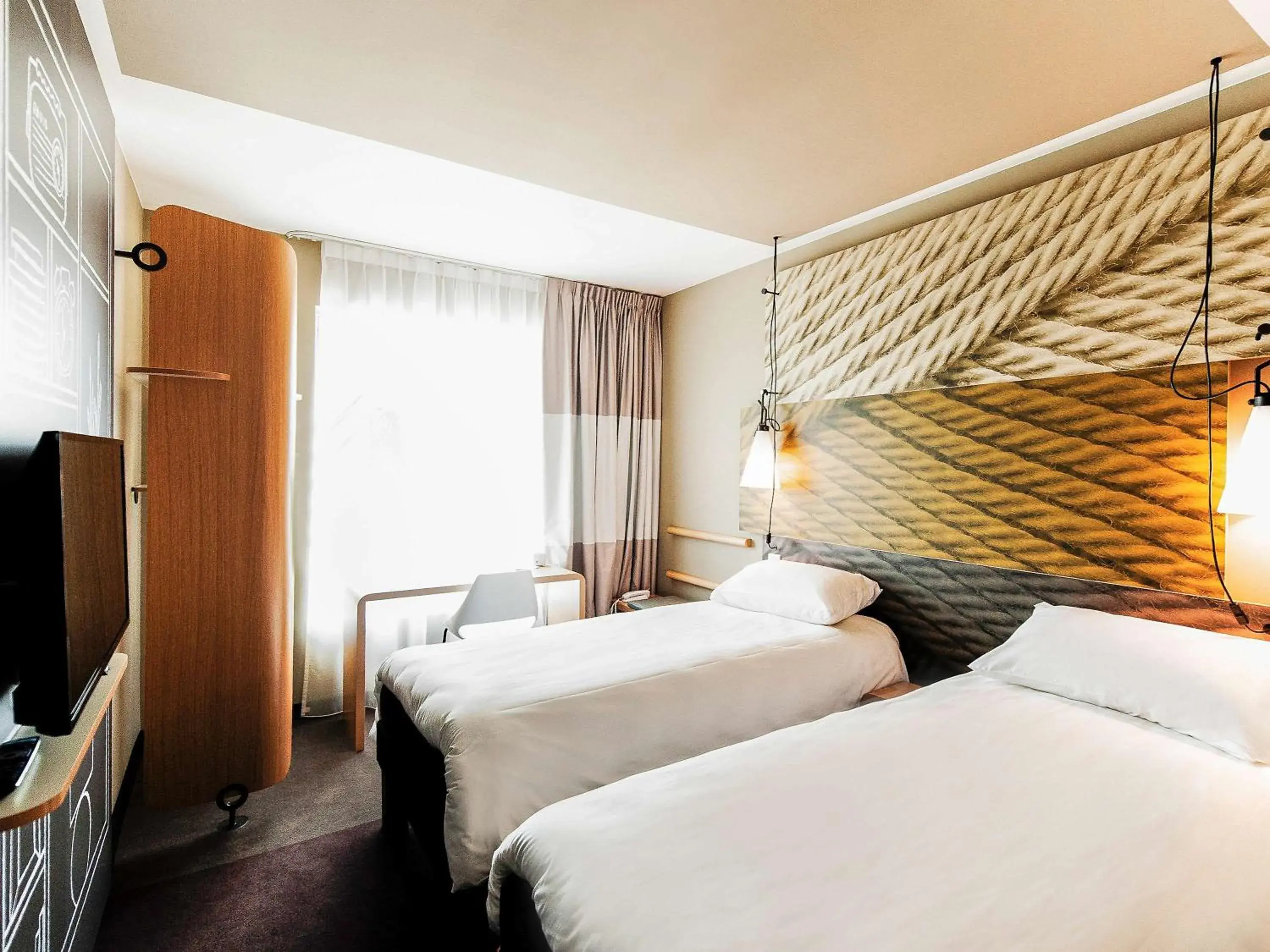 Photo of the whole room, Bed in Ibis Poznan Polnoc Photo of the whole room, Bed in Ibis Poznan Polnoc