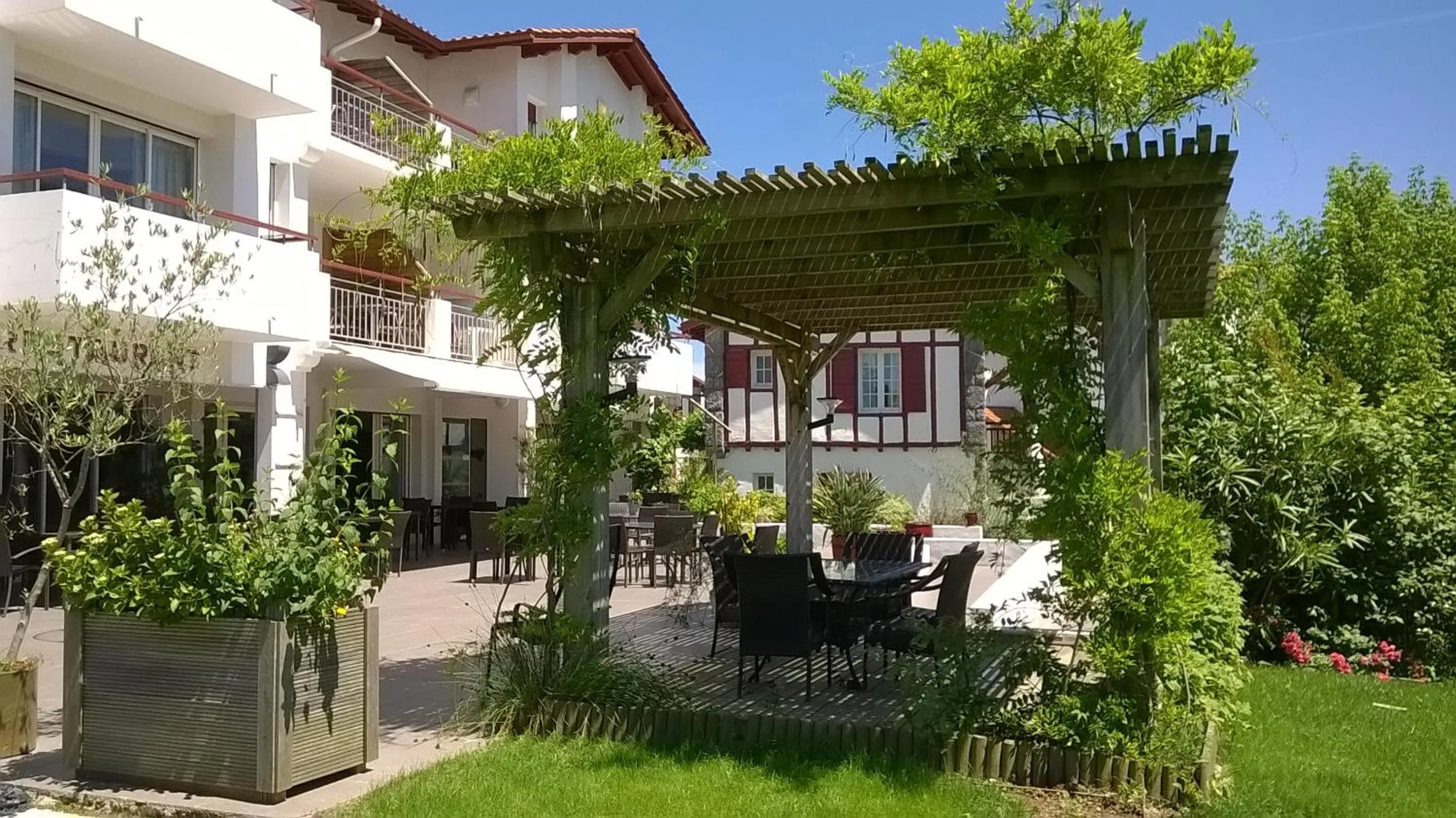 Property building in Hôtel Résidence Bergara