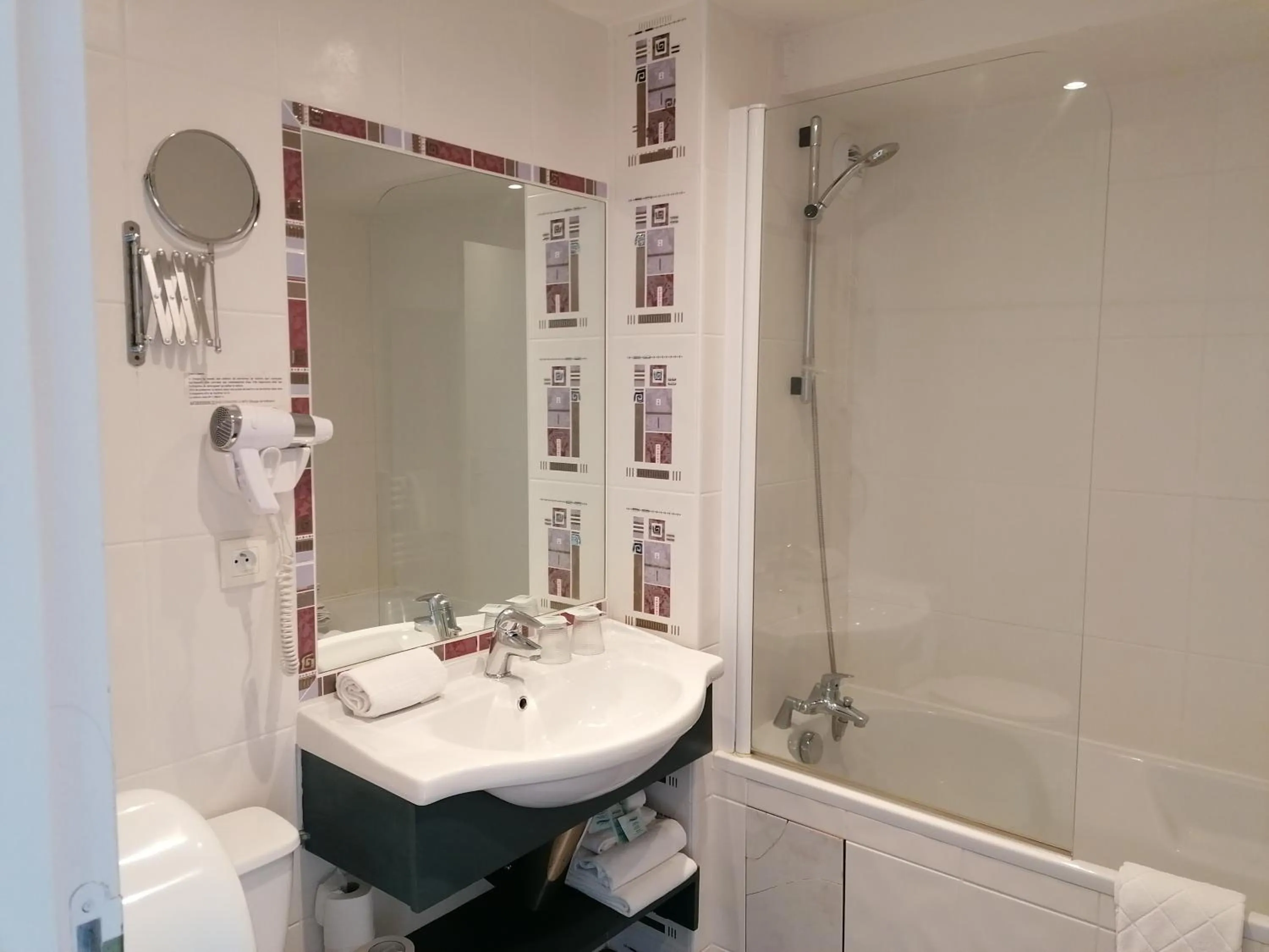 Bathroom in Hôtel Résidence Bergara