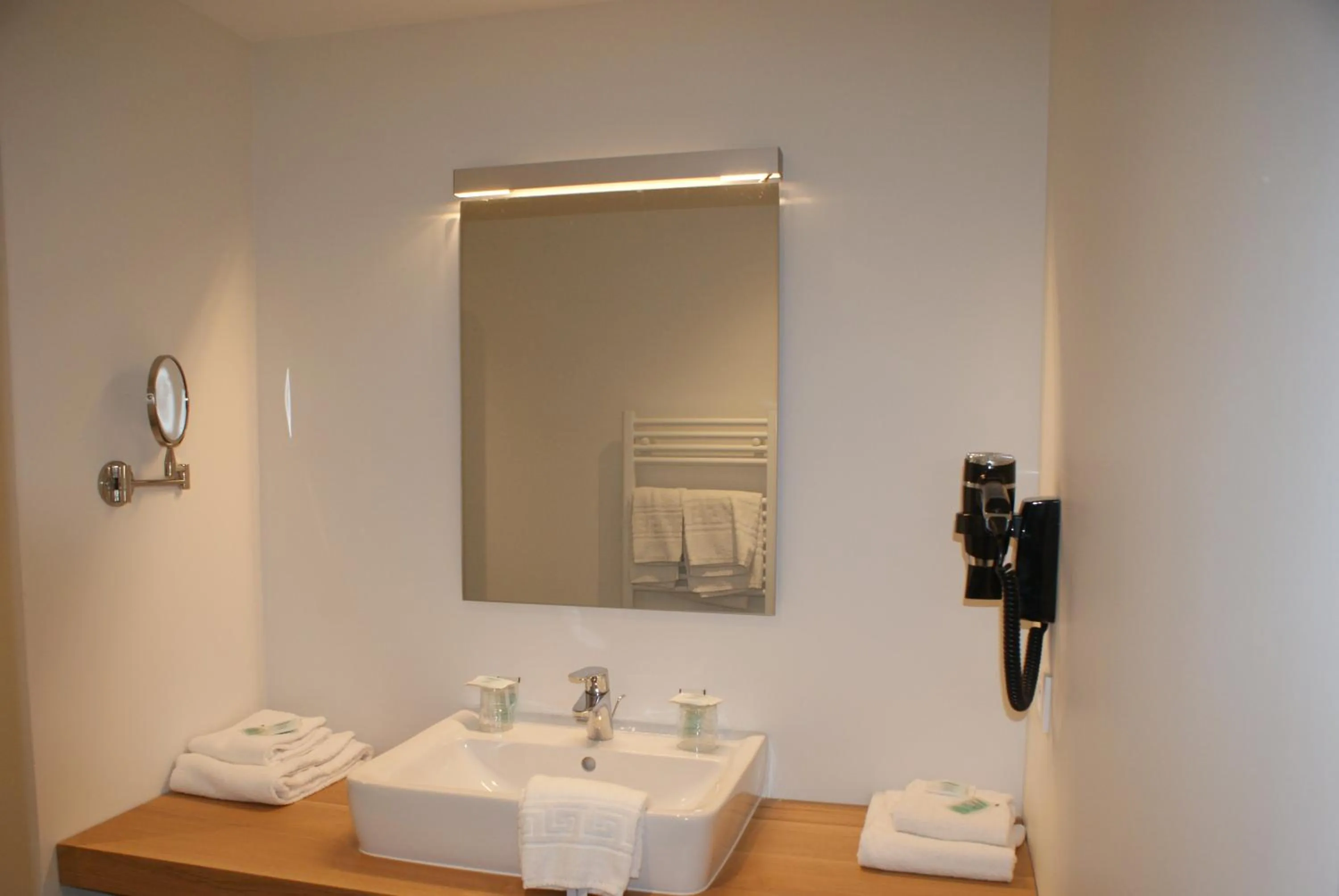 Toilet in Hôtel Résidence Bergara