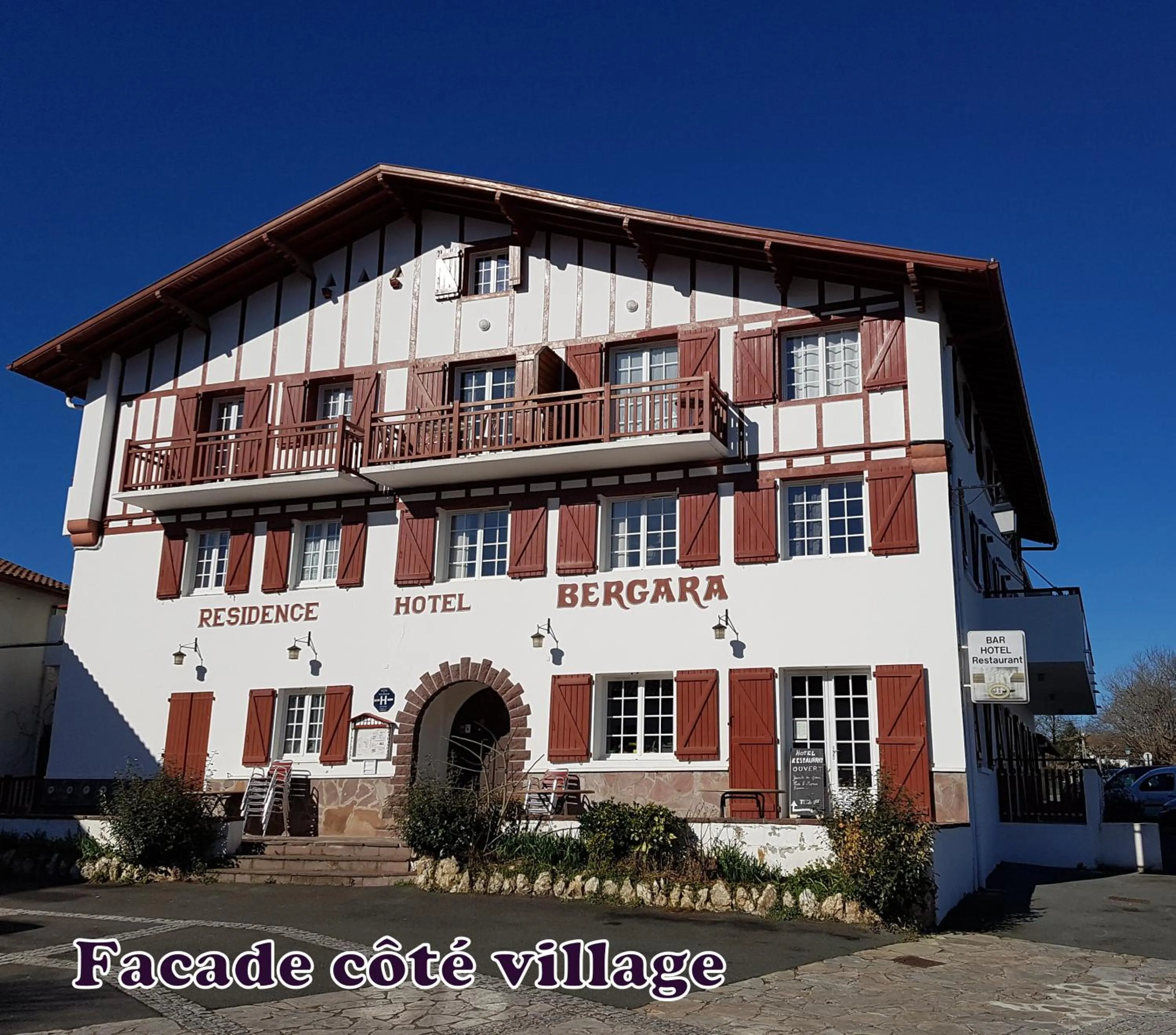 Facade/entrance in Hôtel Résidence Bergara