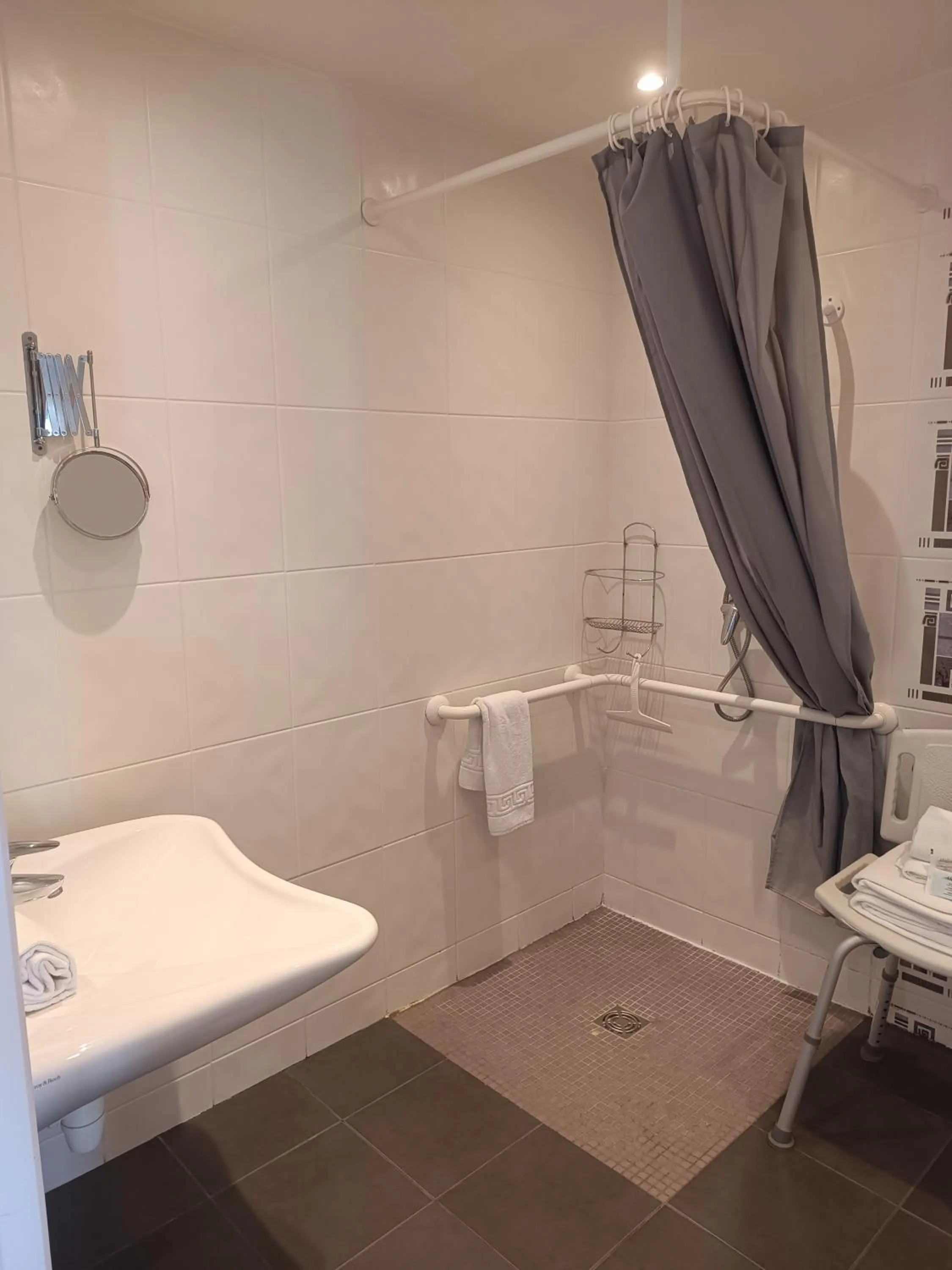 Shower in Hôtel Résidence Bergara