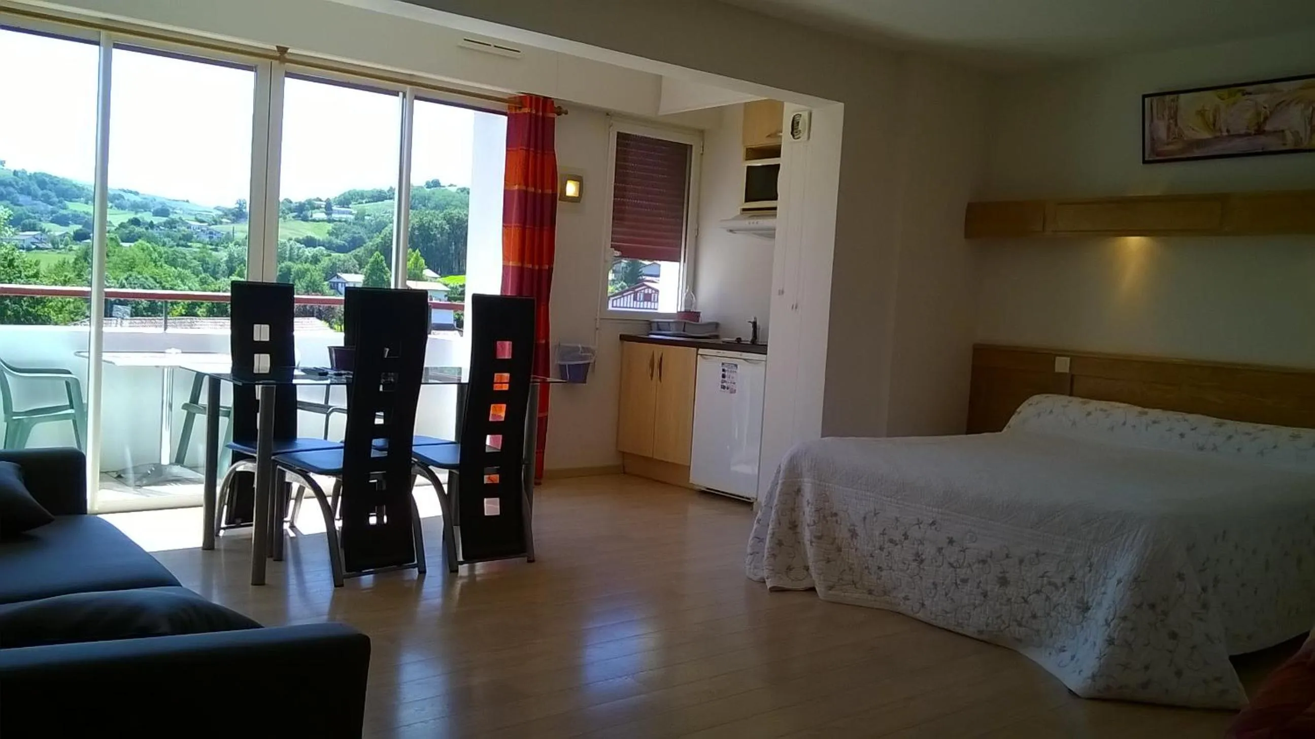 Day, Bed in Hôtel Résidence Bergara