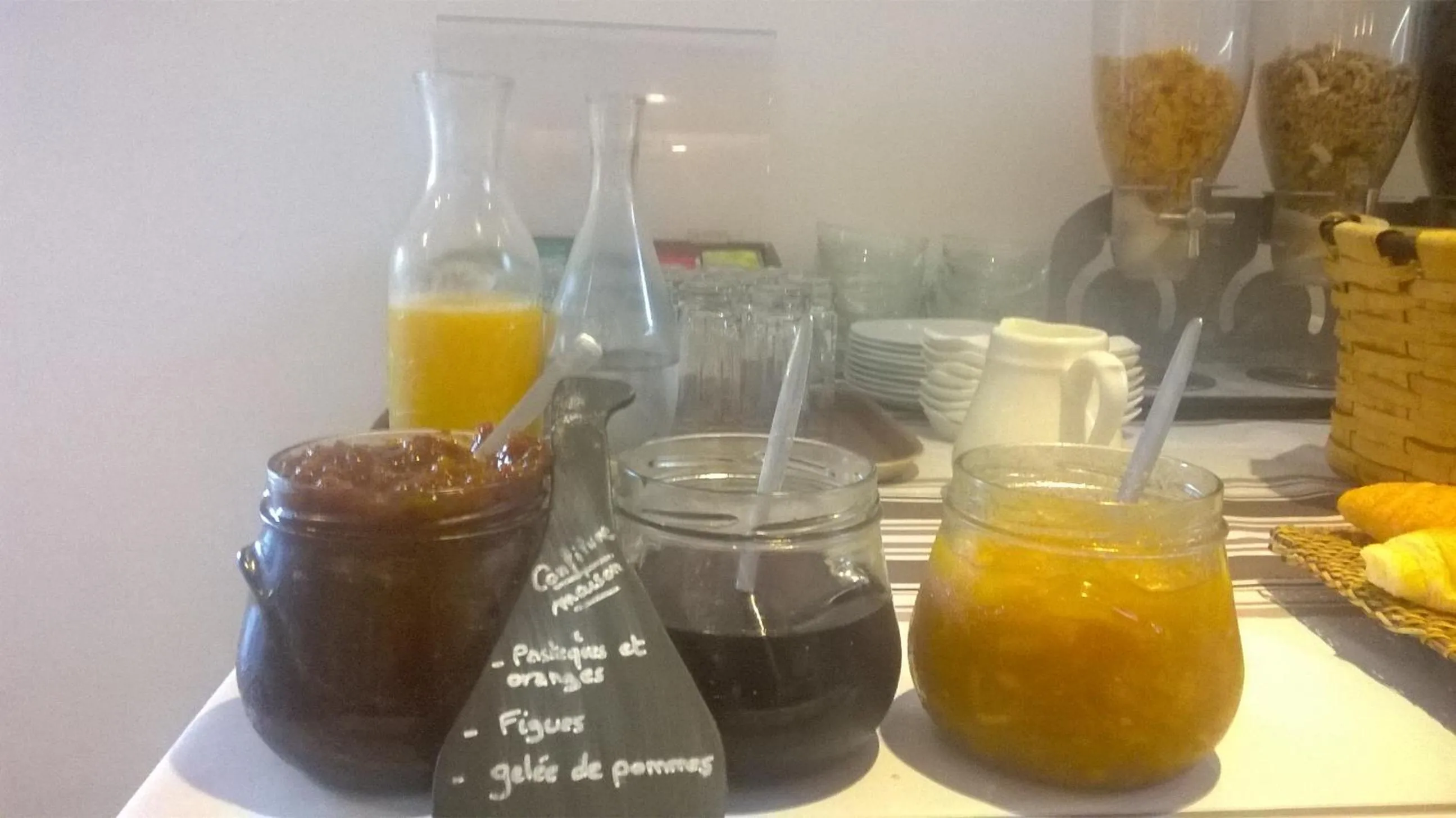 Continental breakfast in Hôtel Résidence Bergara