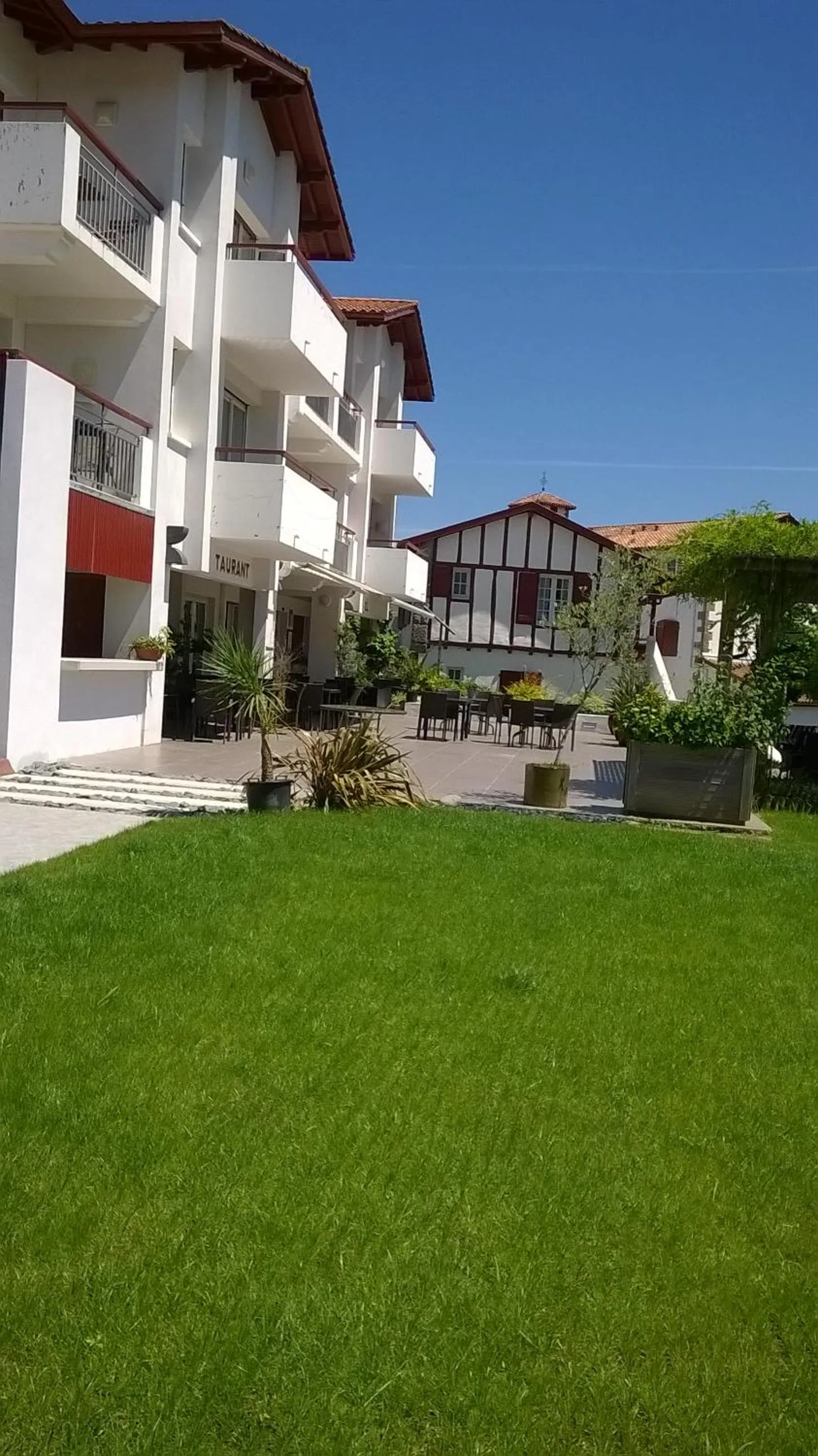Balcony/Terrace in Hôtel Résidence Bergara