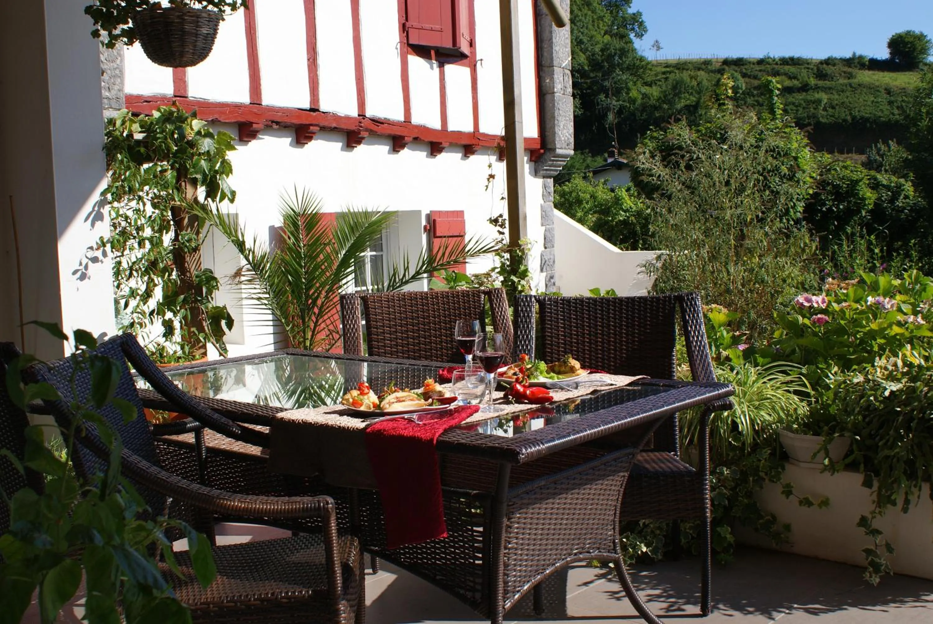Patio in Hôtel Résidence Bergara
