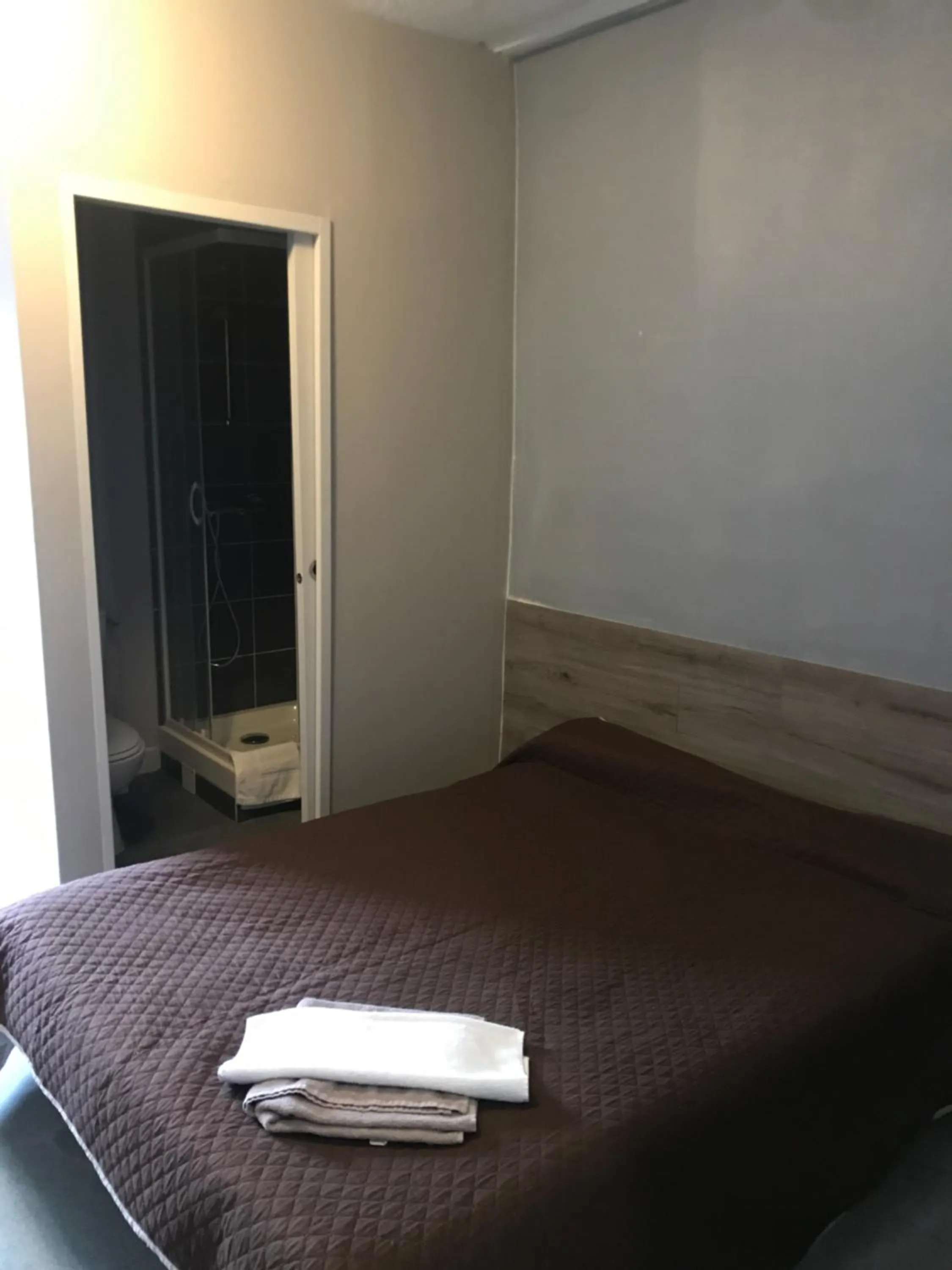 Shower, Bed in Le Sporting