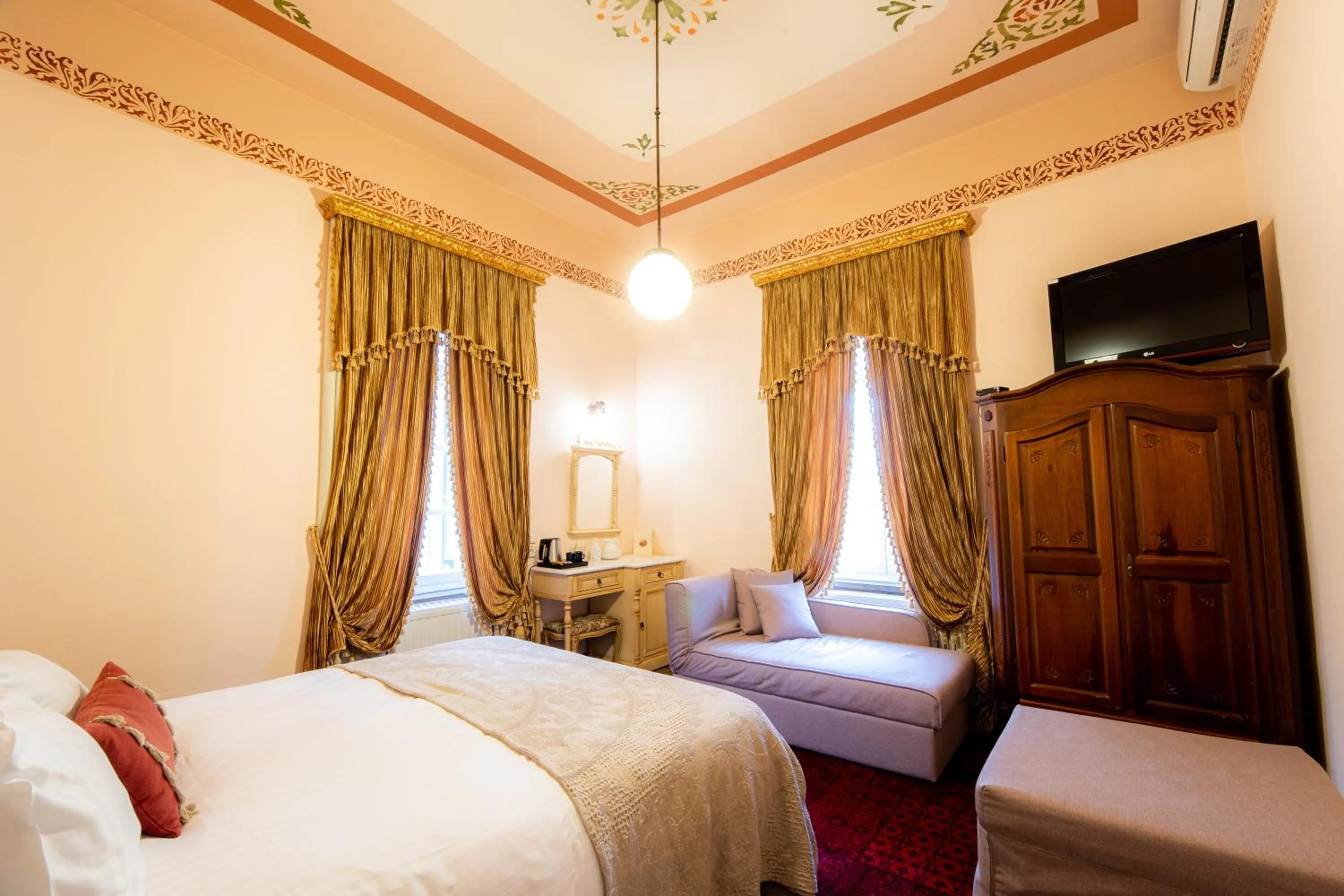 Bed in Archontiko Naoumidi