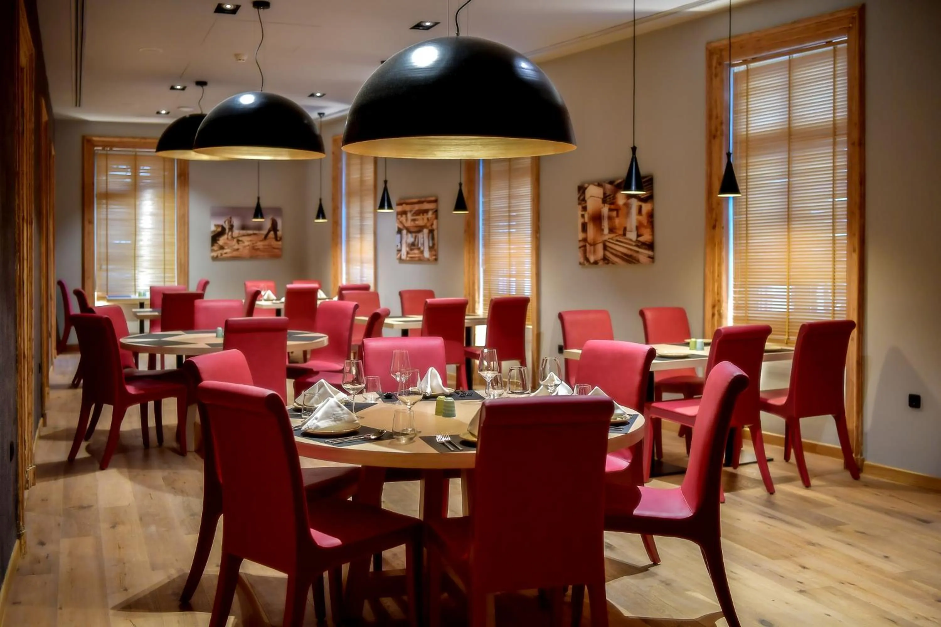 Restaurant/places to eat in Hydrama Grand Hotel