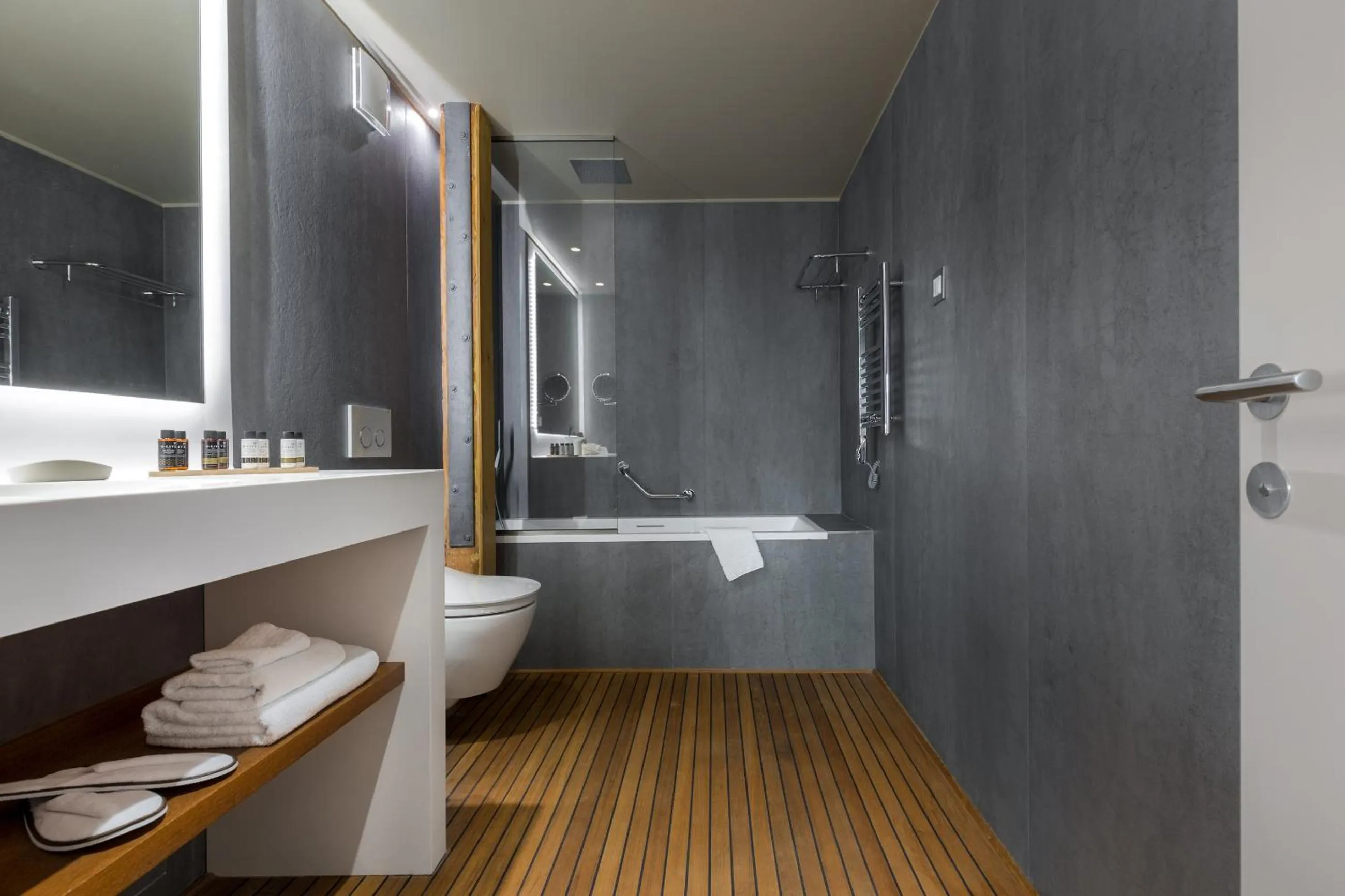 Toilet in Hydrama Grand Hotel