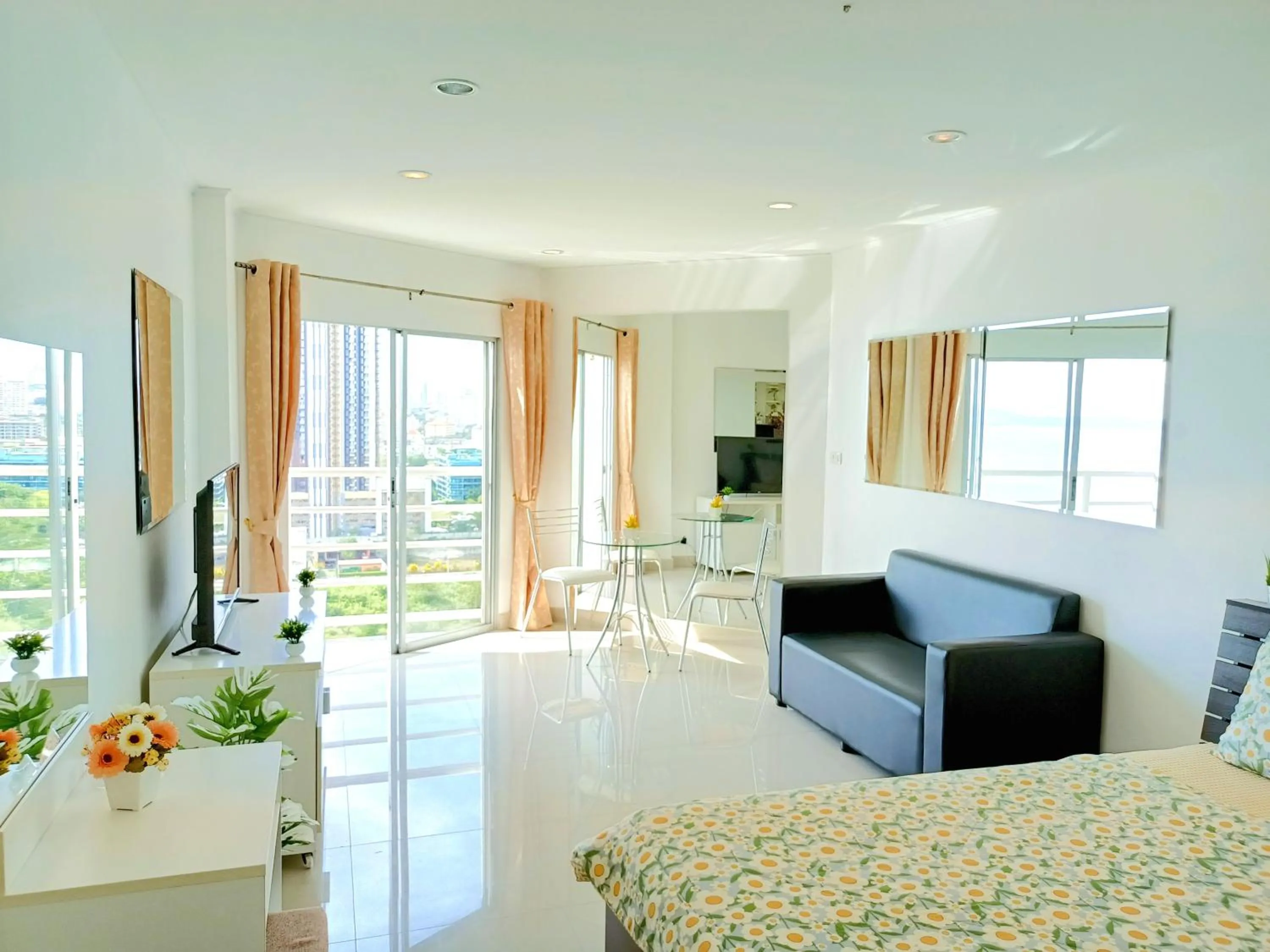 Photo of the whole room in Sea View Beachfront Condos Pattaya Jomtien Beach