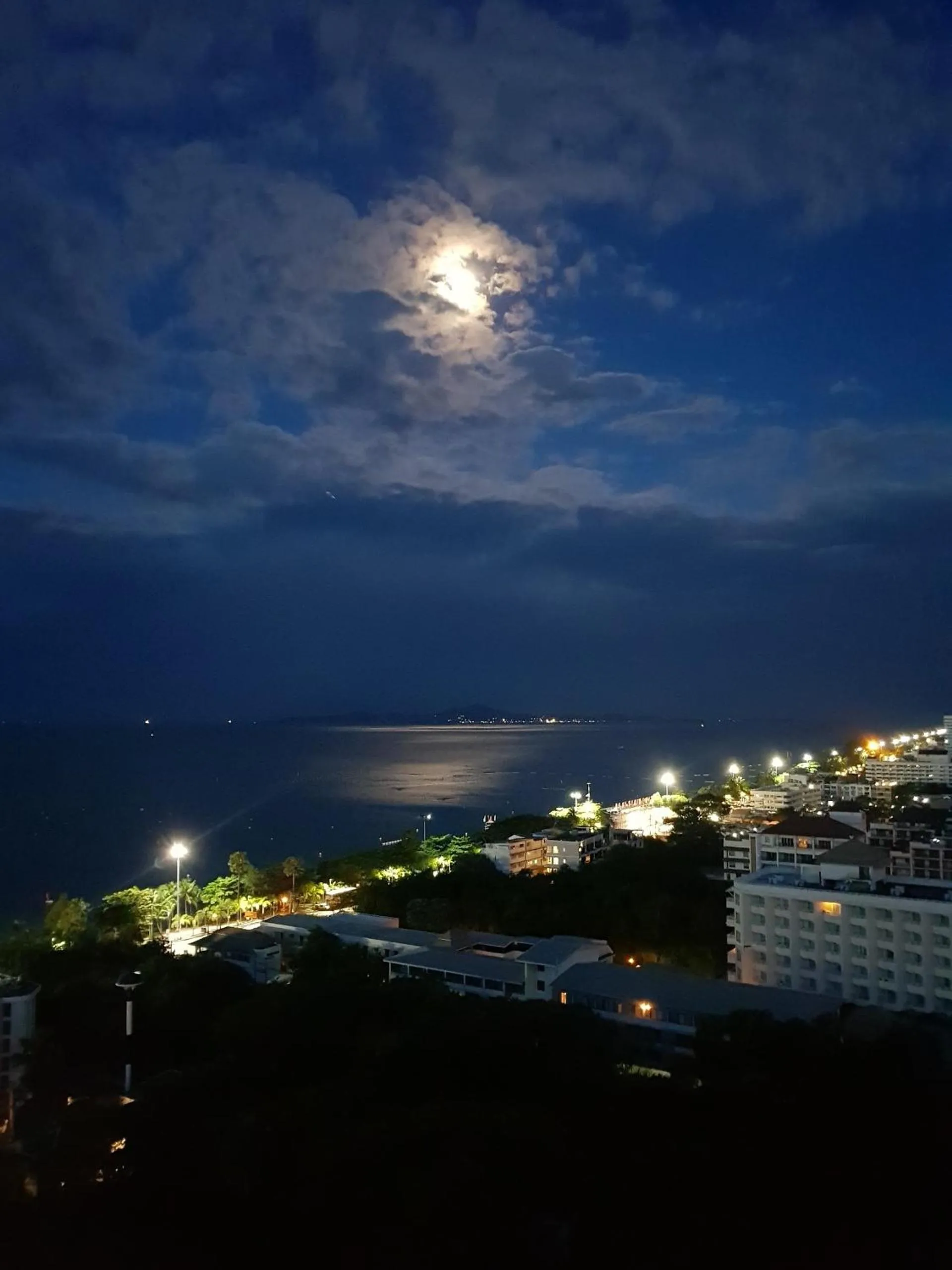 Night in Sea View Beachfront Condos Pattaya Jomtien Beach