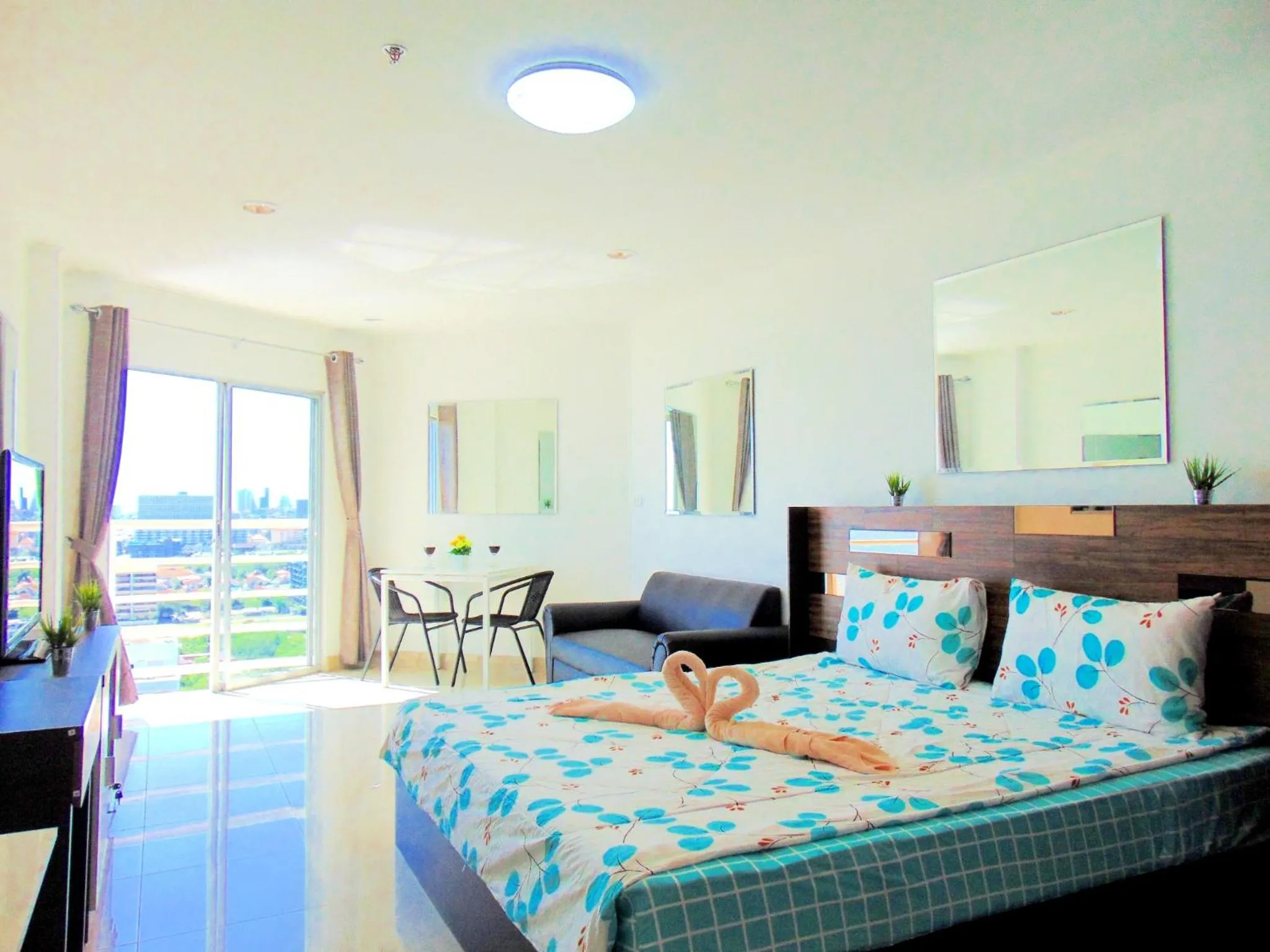 Photo of the whole room, Bed in Sea View Beachfront Condos Pattaya Jomtien Beach