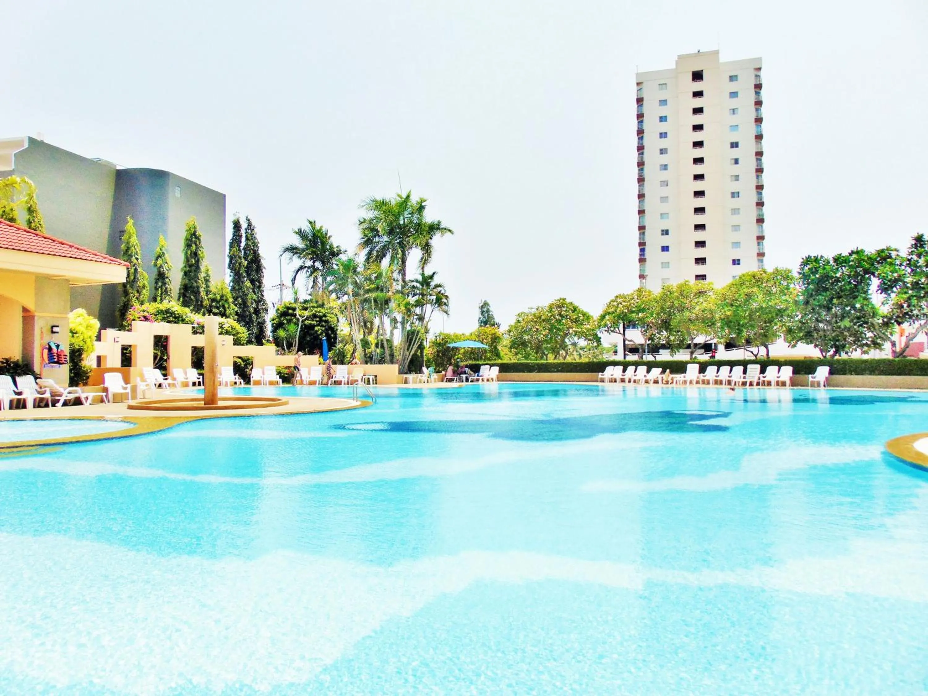 Swimming pool in Sea View Beachfront Condos Pattaya Jomtien Beach