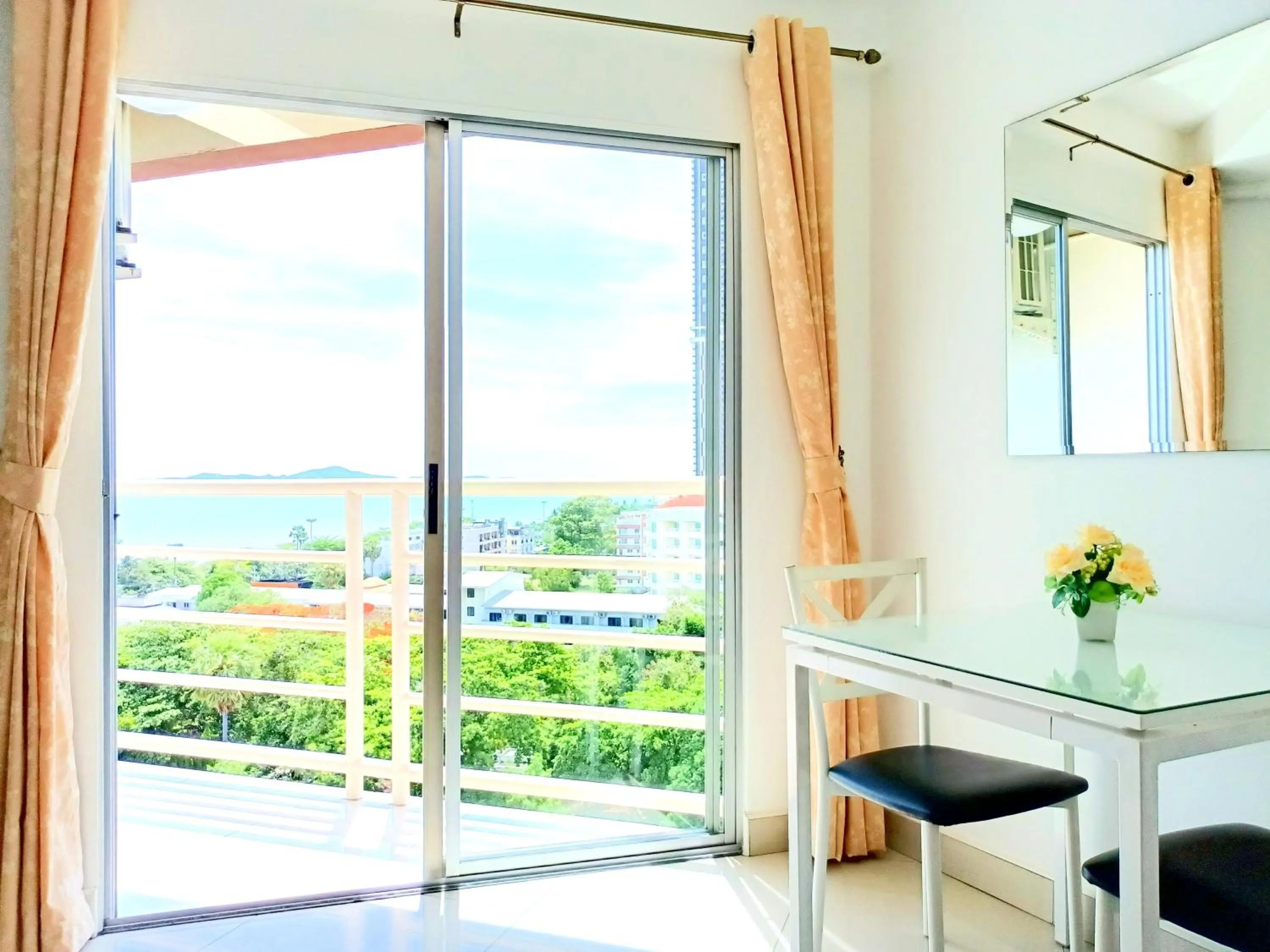 Photo of the whole room in Sea View Beachfront Condos Pattaya Jomtien Beach