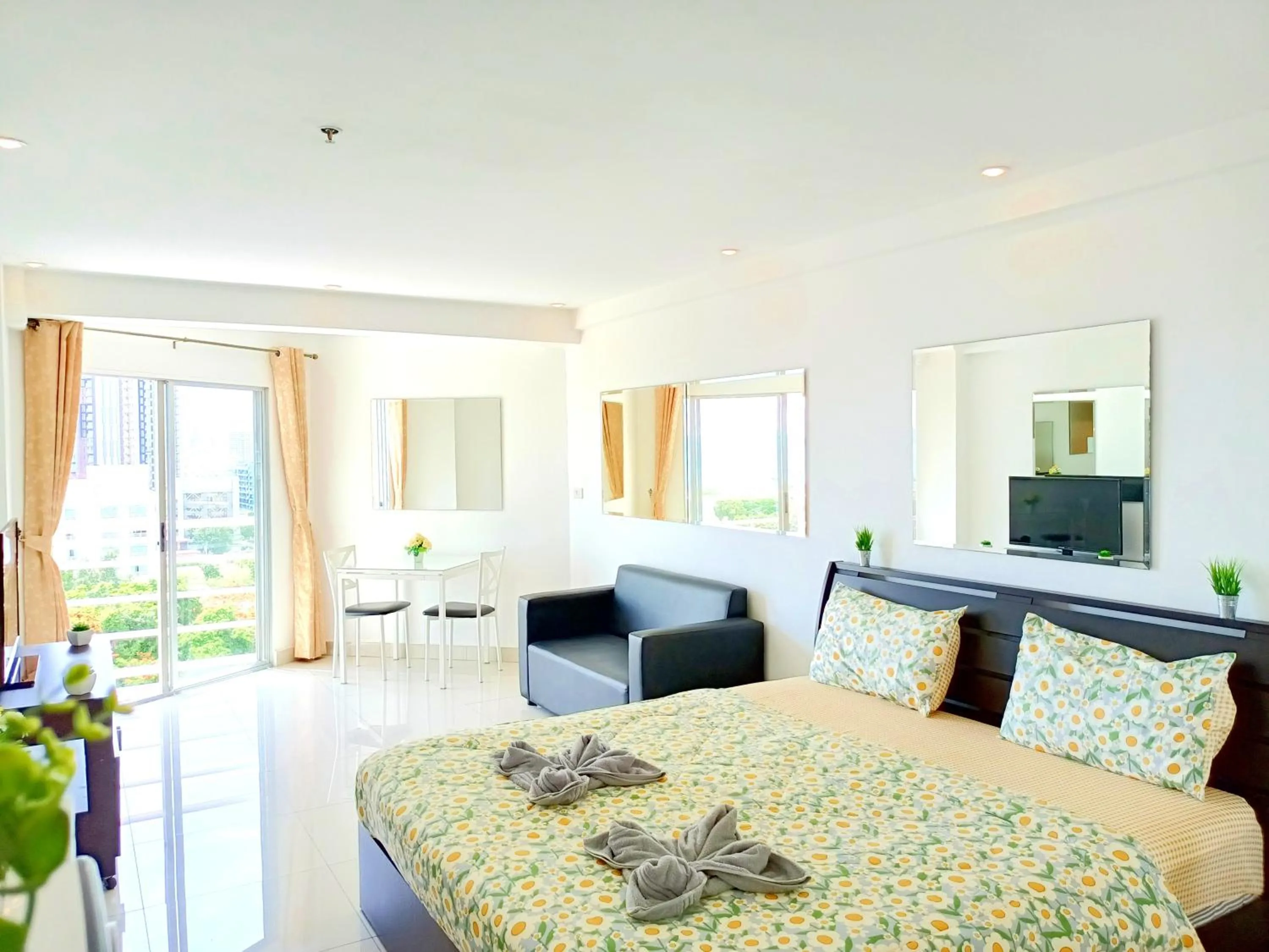 Photo of the whole room, Bed in Sea View Beachfront Condos Pattaya Jomtien Beach