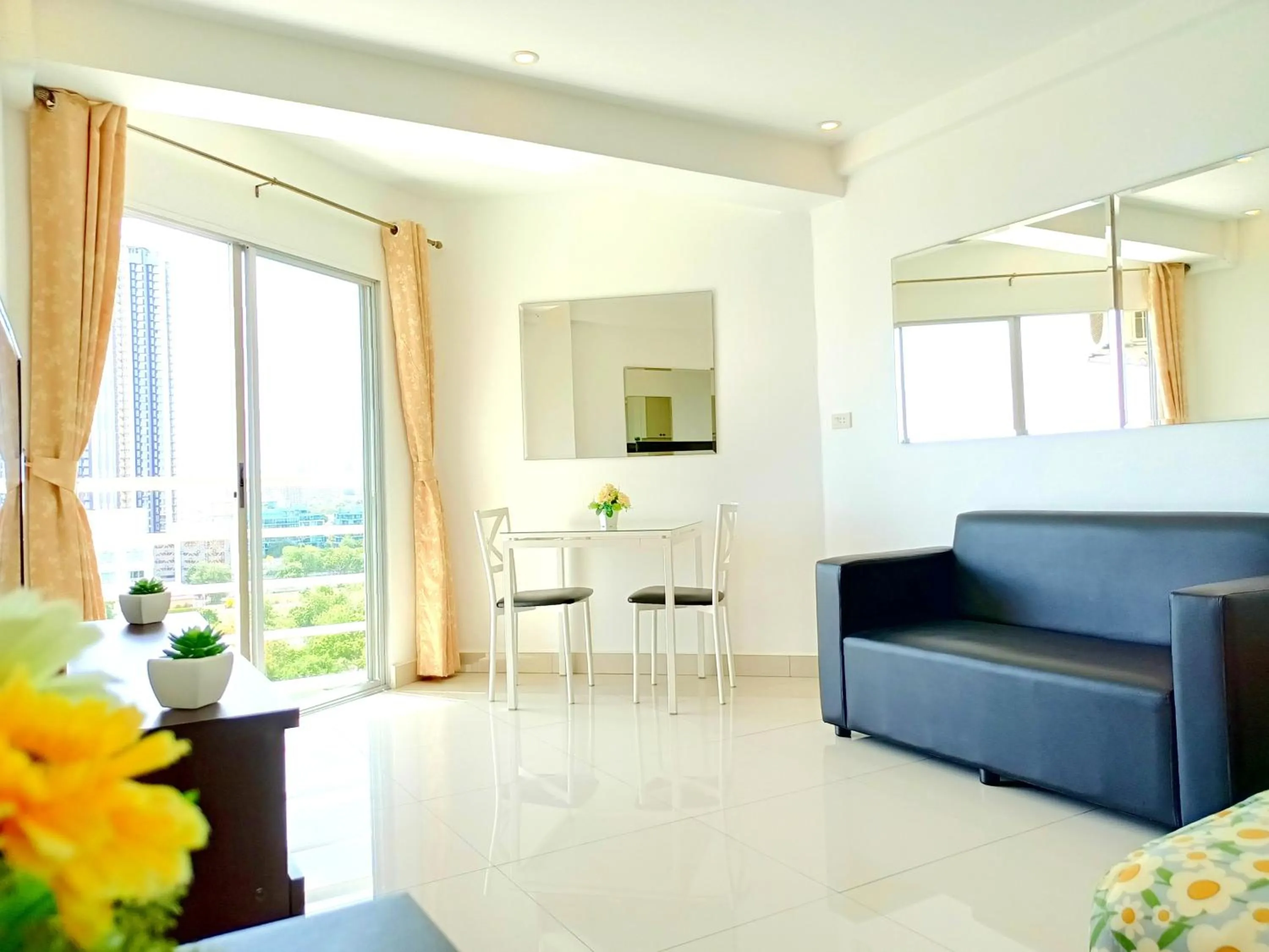 Photo of the whole room in Sea View Beachfront Condos Pattaya Jomtien Beach