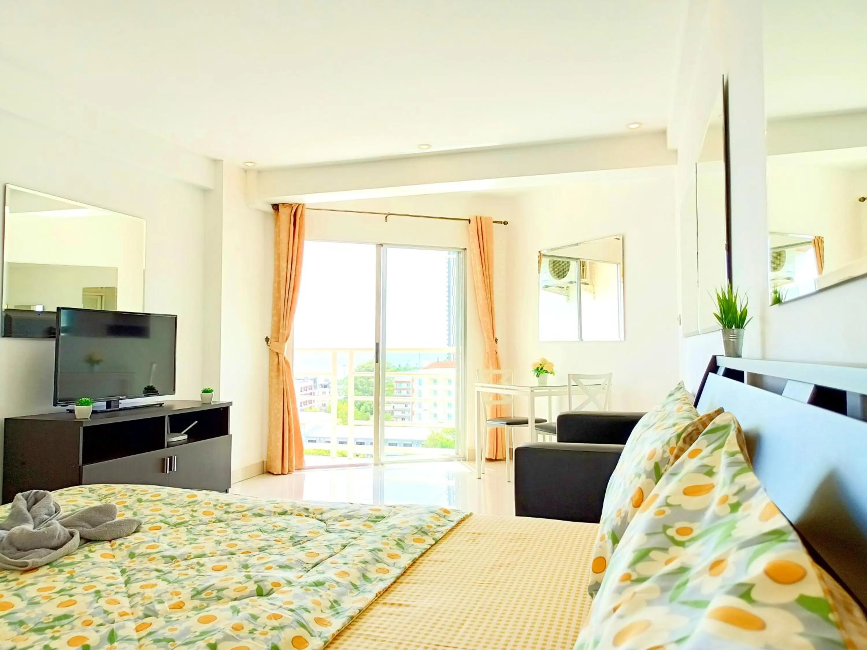 Photo of the whole room, Bed in Sea View Beachfront Condos Pattaya Jomtien Beach