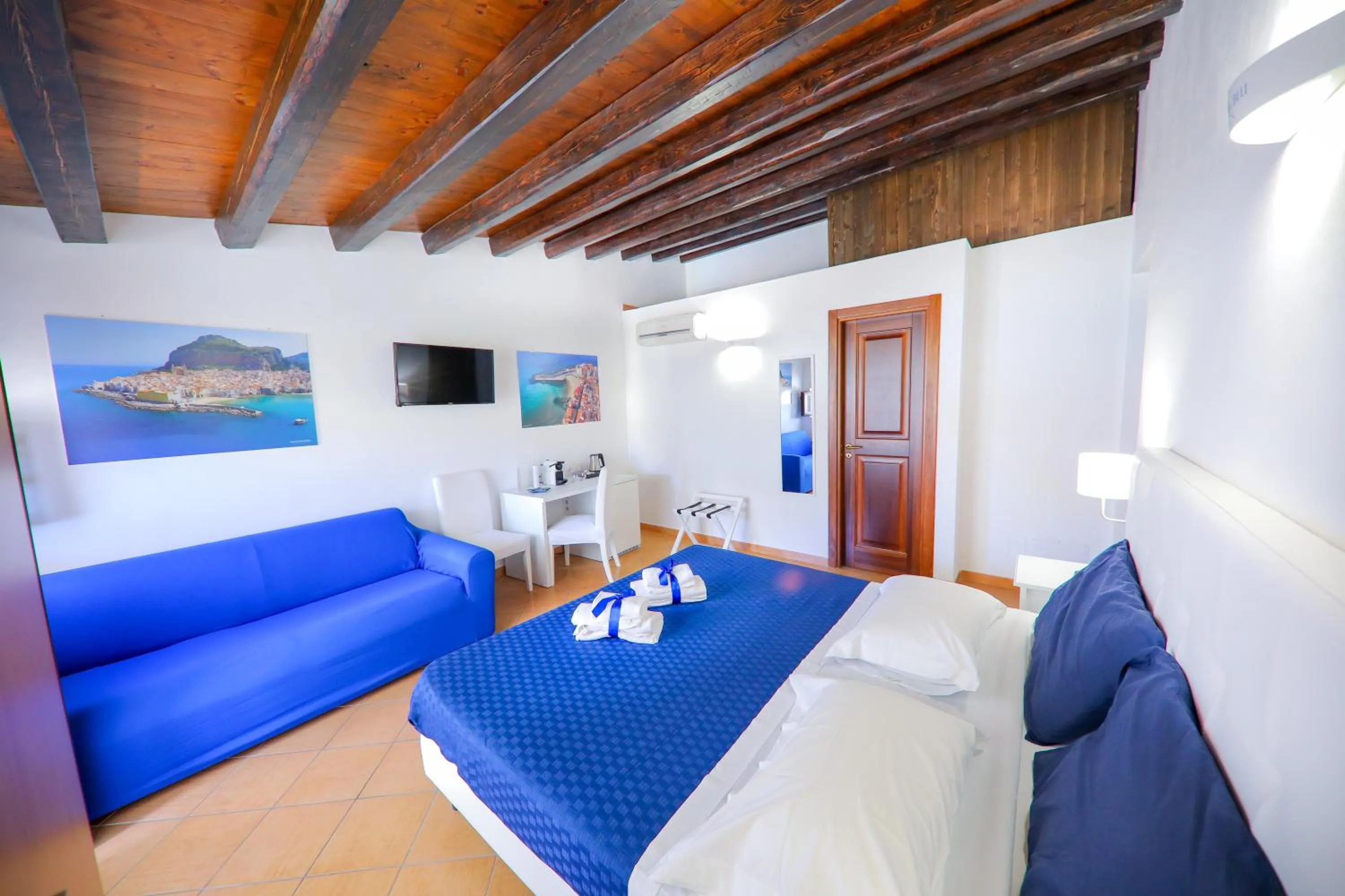 Photo of the whole room, Bed in Cefalu in Blu